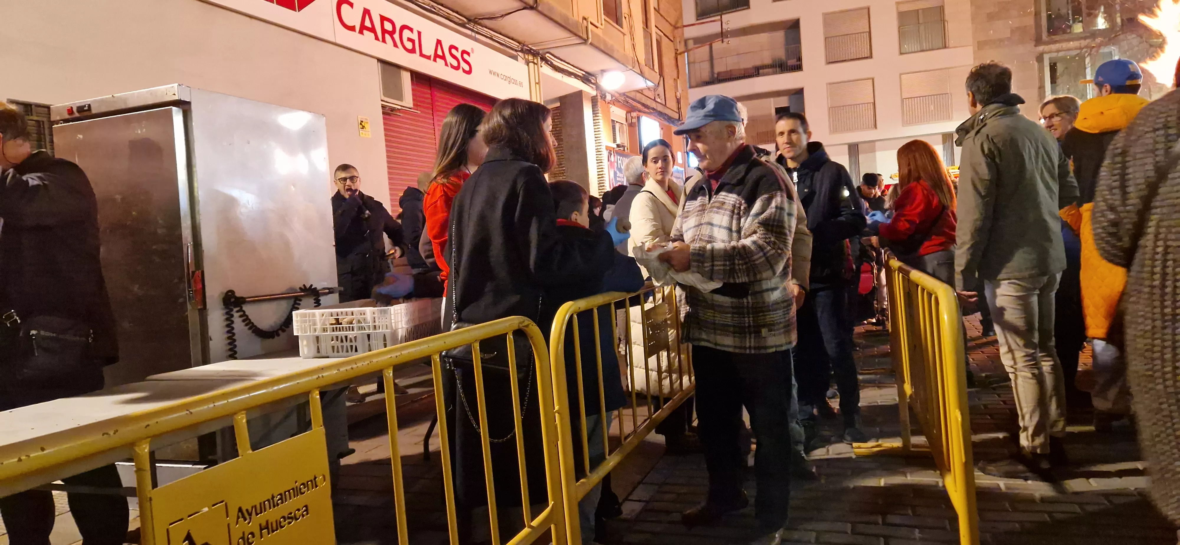 Hoguera de San Antón y reparto de patatas en la plaza Santa Clara. Foto Myriam Martínez 