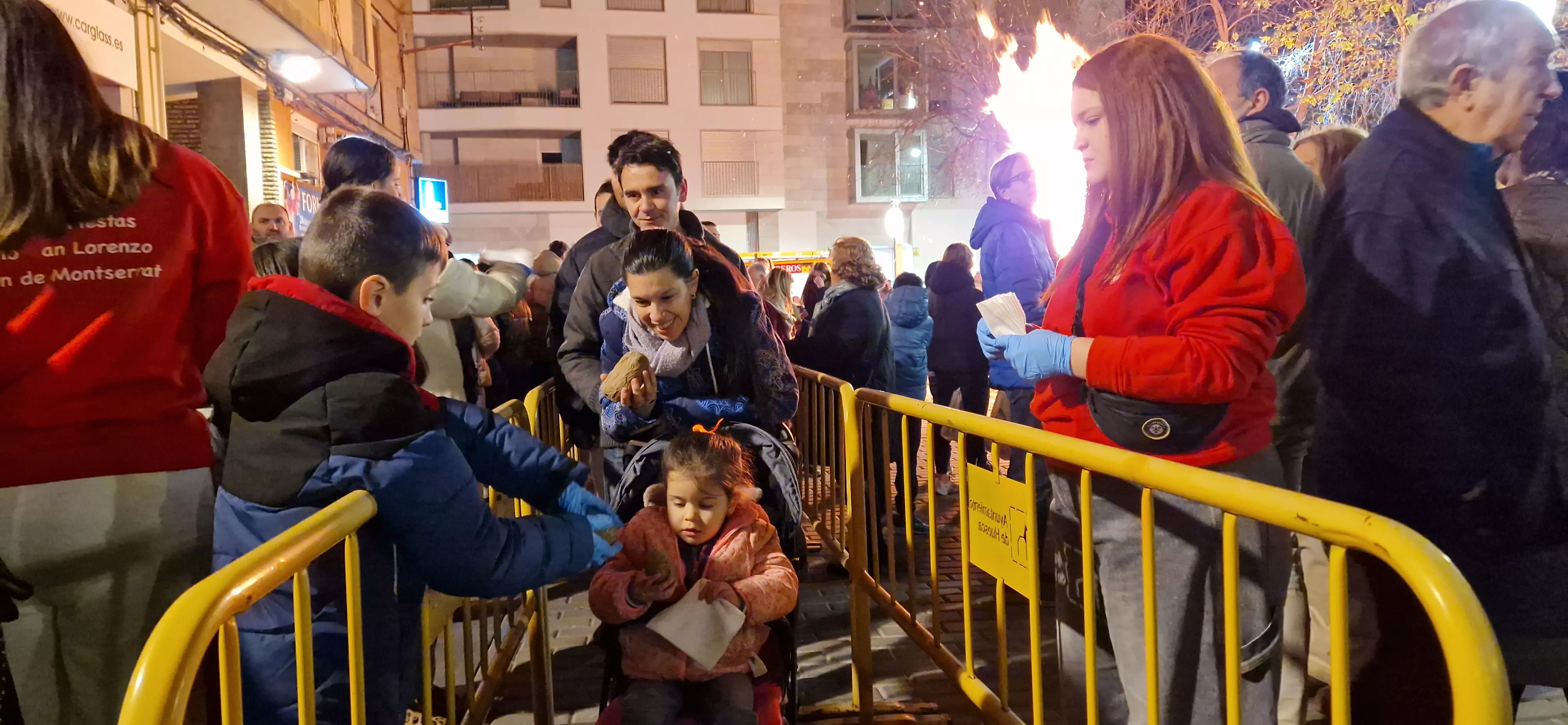 Hoguera de San Antón y reparto de patatas en la plaza Santa Clara. Foto Myriam Martínez 