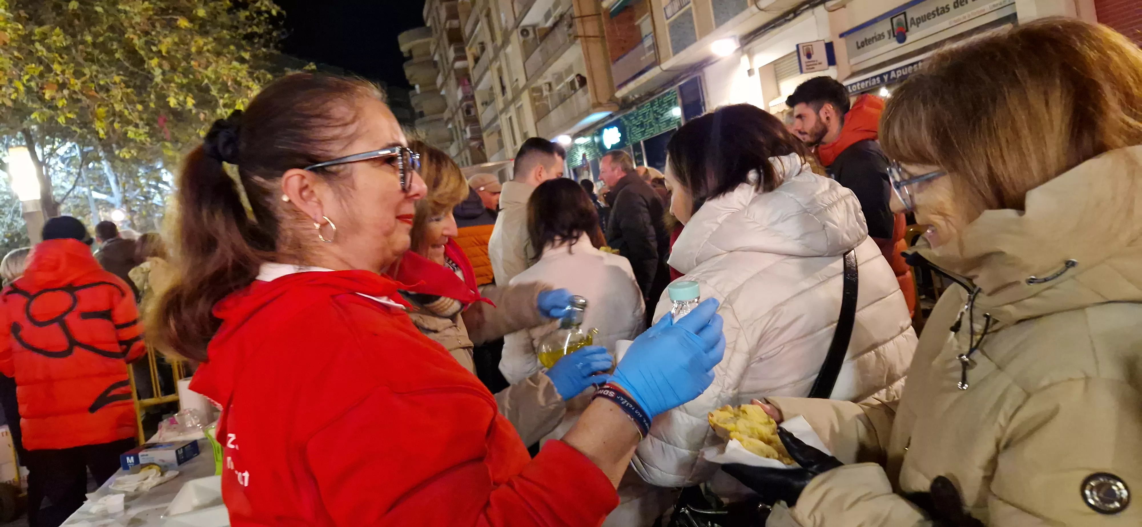 Hoguera de San Antón y reparto de patatas en la plaza Santa Clara. Foto Myriam Martínez 