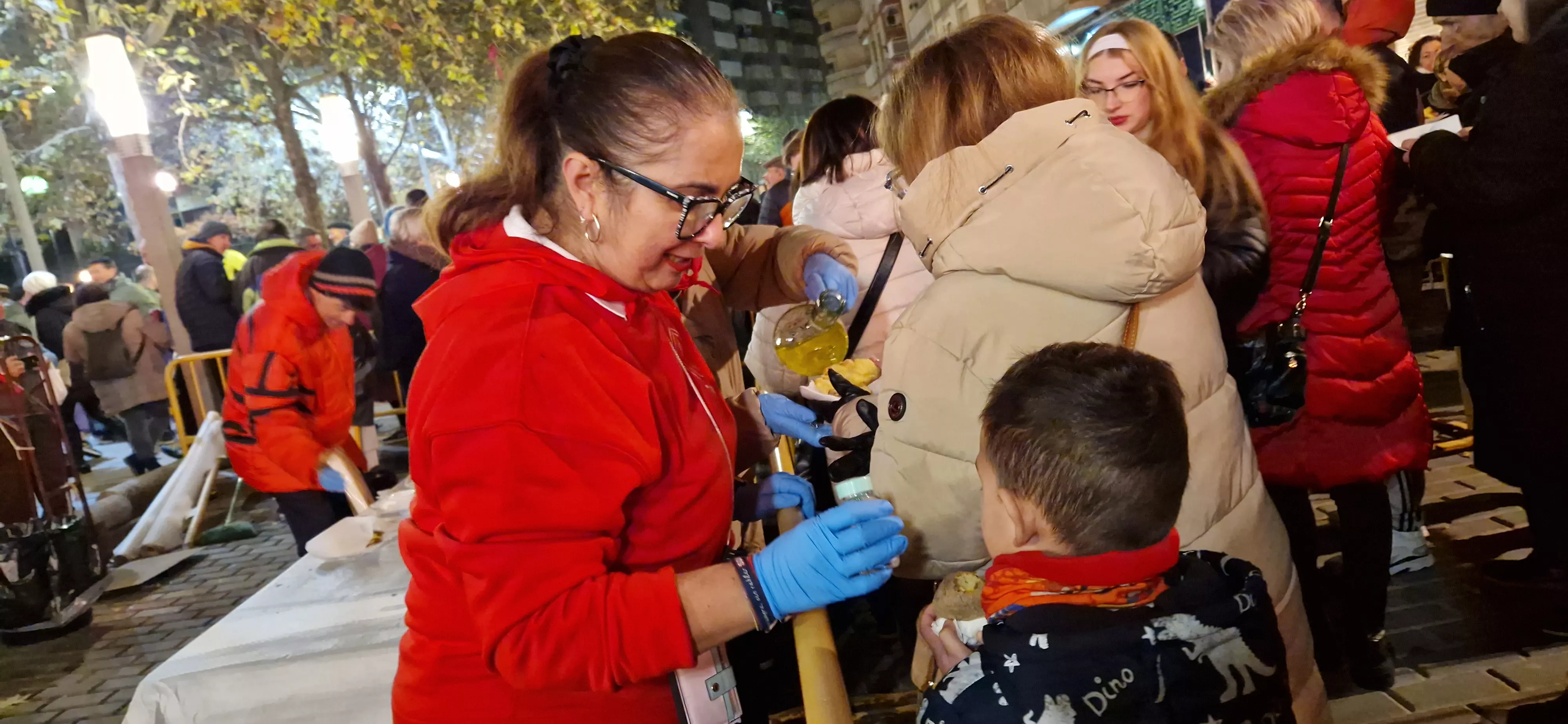 Hoguera de San Antón y reparto de patatas en la plaza Santa Clara. Foto Myriam Martínez 