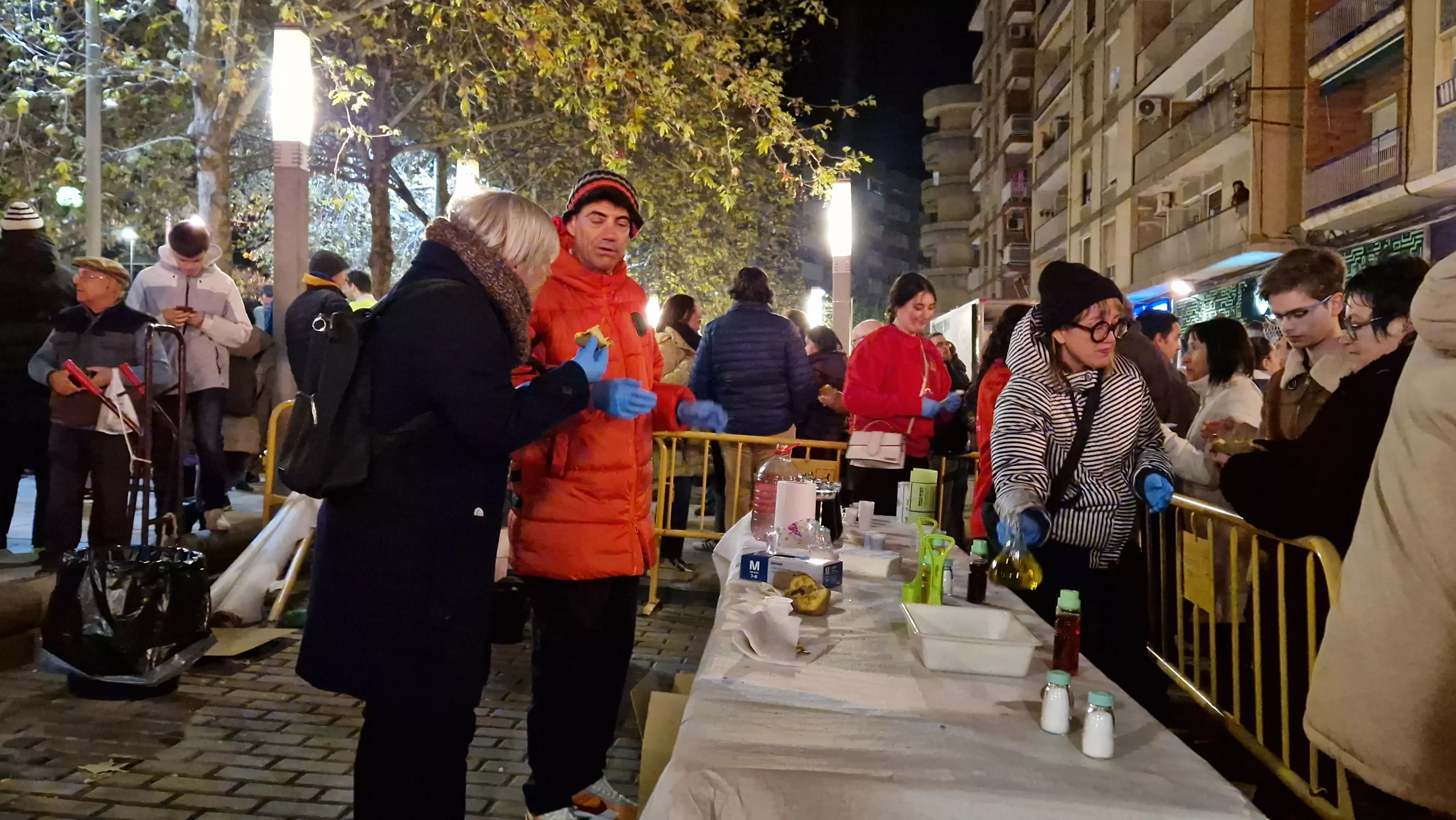 Hoguera de San Antón y reparto de patatas en la plaza Santa Clara. Foto Myriam Martínez 
