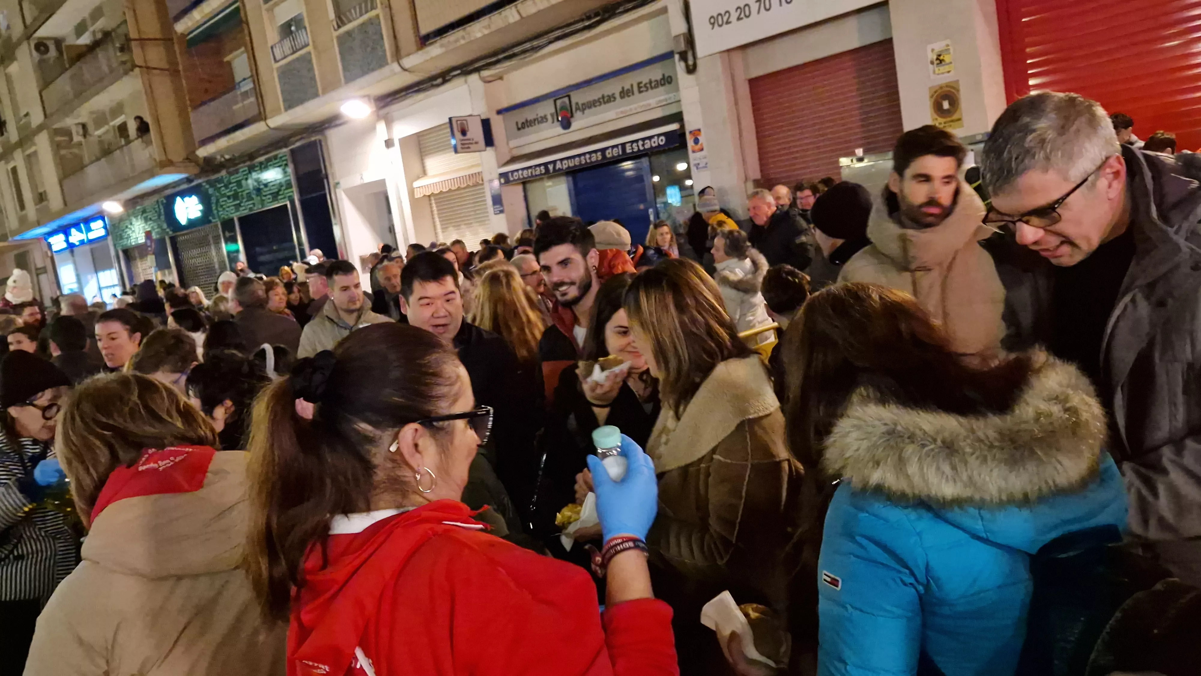 Hoguera de San Antón y reparto de patatas en la plaza Santa Clara. Foto Myriam Martínez 