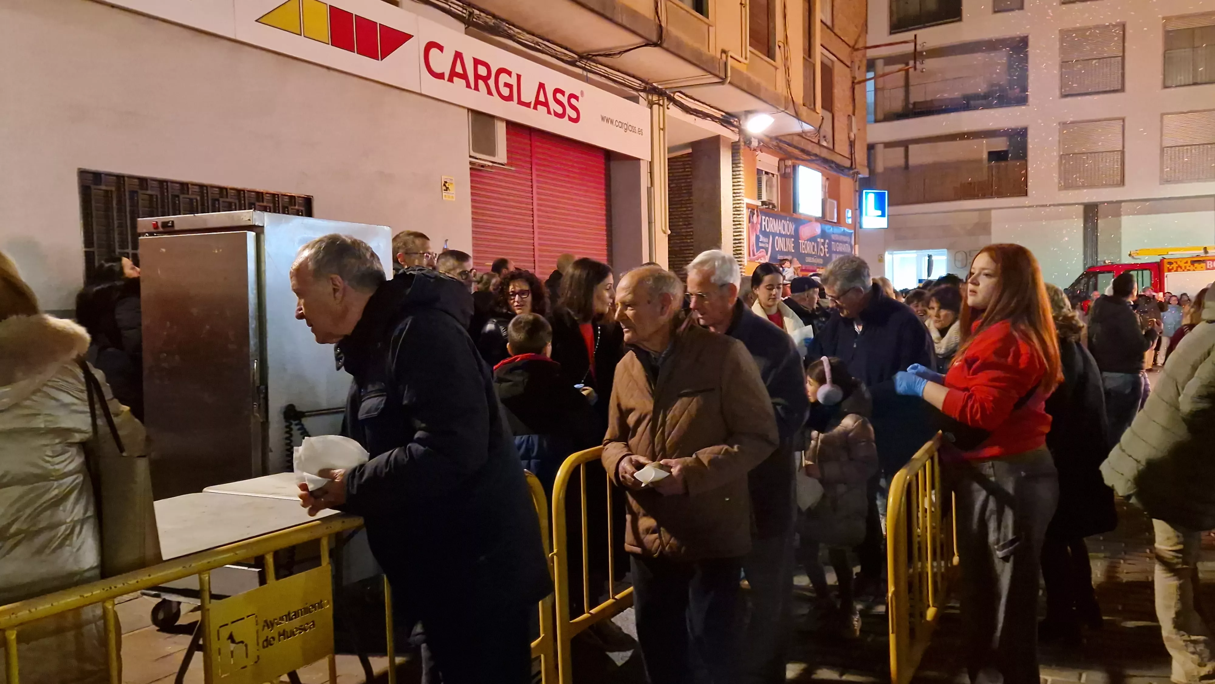 Hoguera de San Antón y reparto de patatas en la plaza Santa Clara. Foto Myriam Martínez 