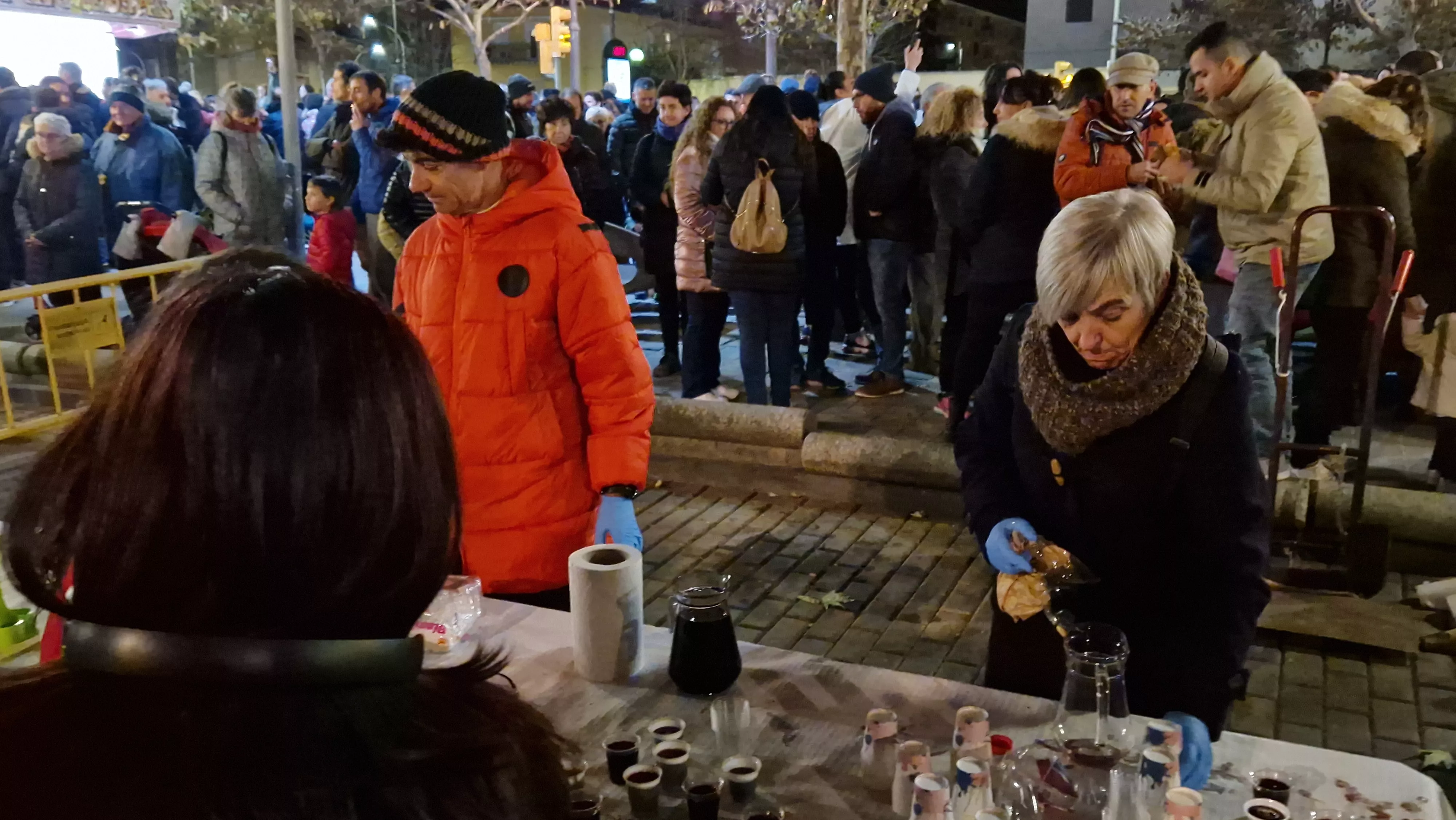 Hoguera de San Antón y reparto de patatas en la plaza Santa Clara. Foto Myriam Martínez 