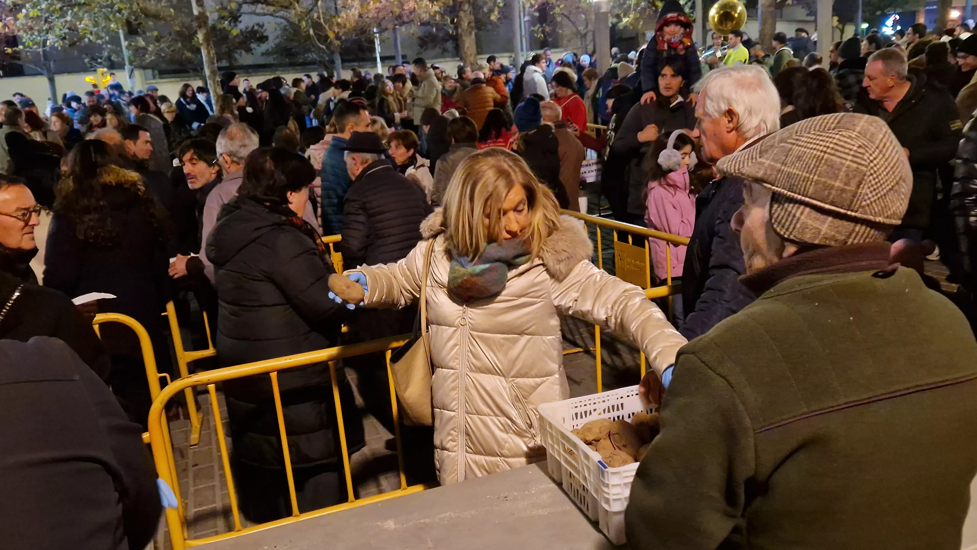 Hoguera de San Antón y reparto de patatas en la plaza Santa Clara. Foto Myriam Martínez 