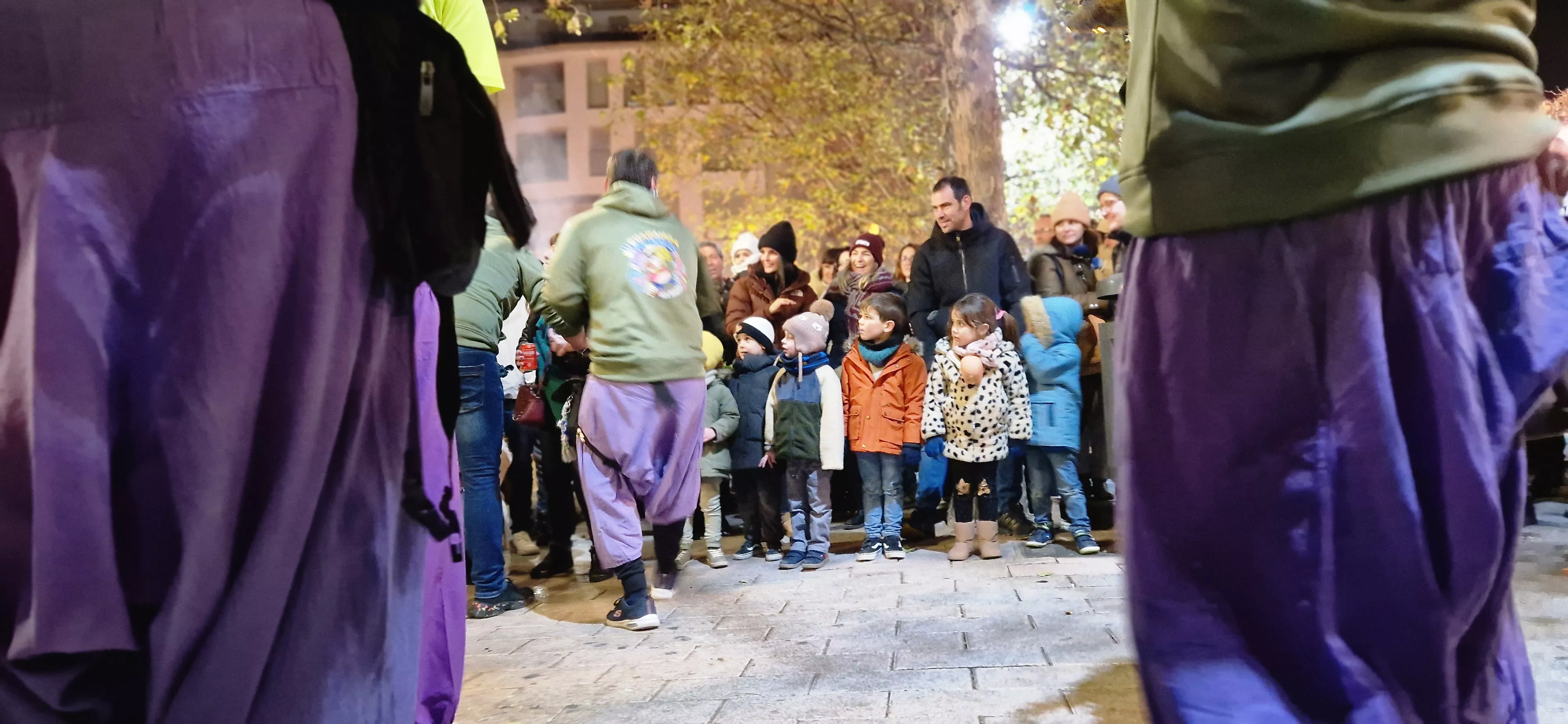 Hoguera de San Antón y reparto de patatas en la plaza Santa Clara. Foto Myriam Martínez 