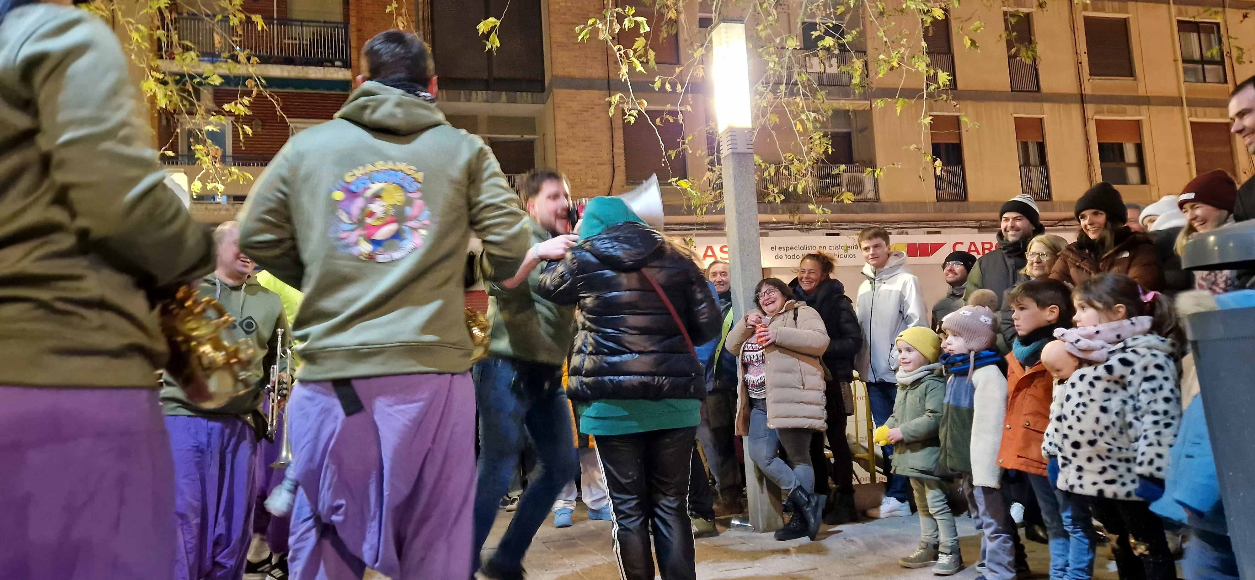 Hoguera de San Antón y reparto de patatas en la plaza Santa Clara. Foto Myriam Martínez 