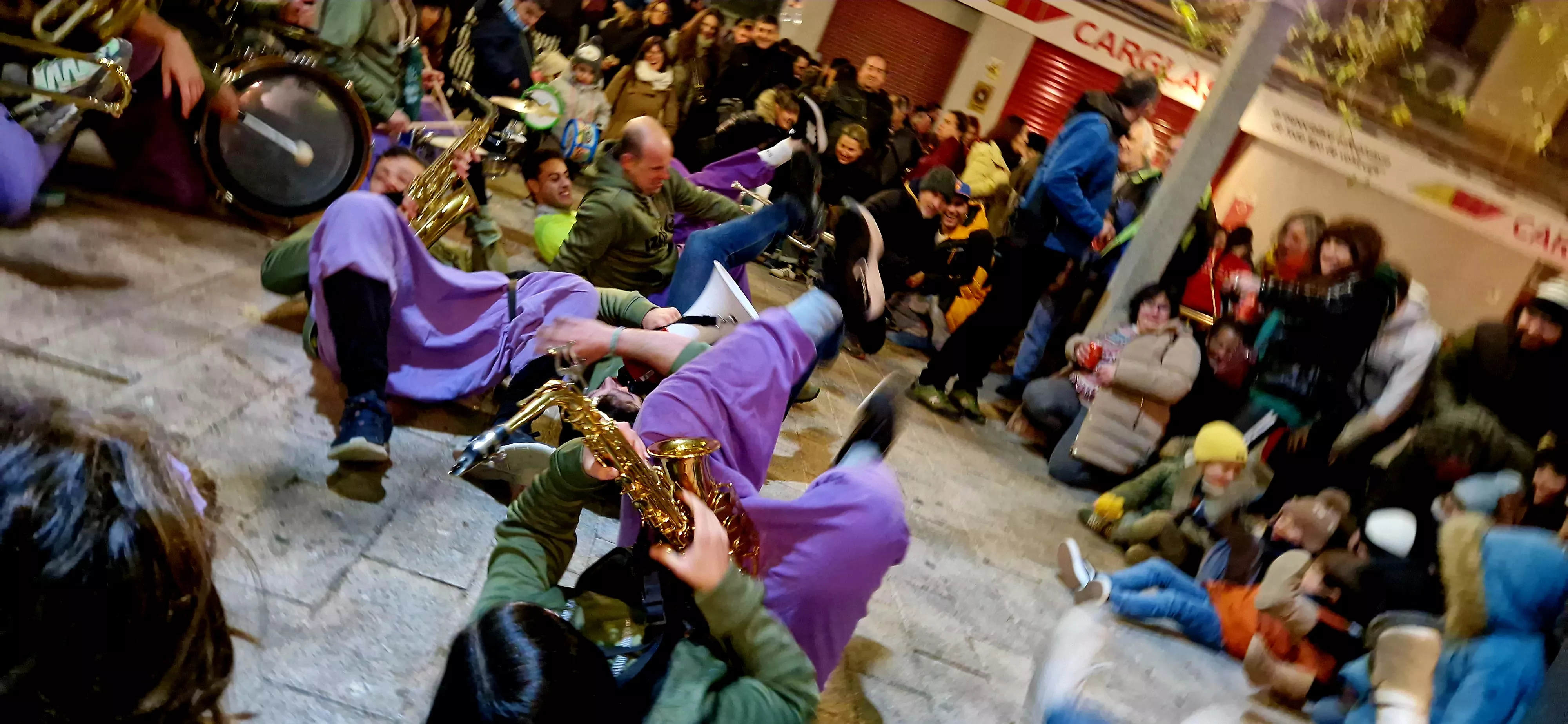 Hoguera de San Antón y reparto de patatas en la plaza Santa Clara. Foto Myriam Martínez 