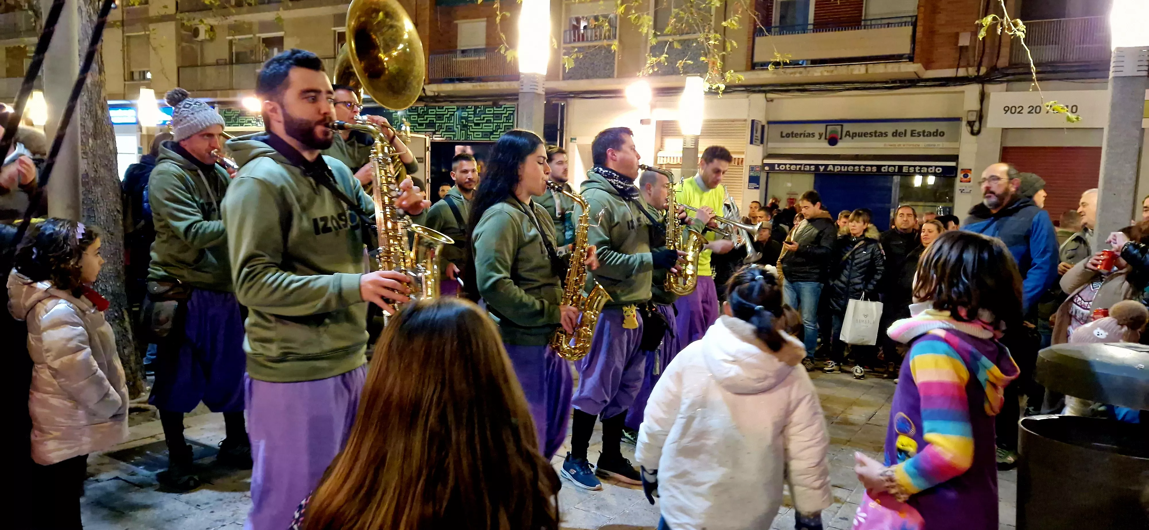 Hoguera de San Antón y reparto de patatas en la plaza Santa Clara. Foto Myriam Martínez 