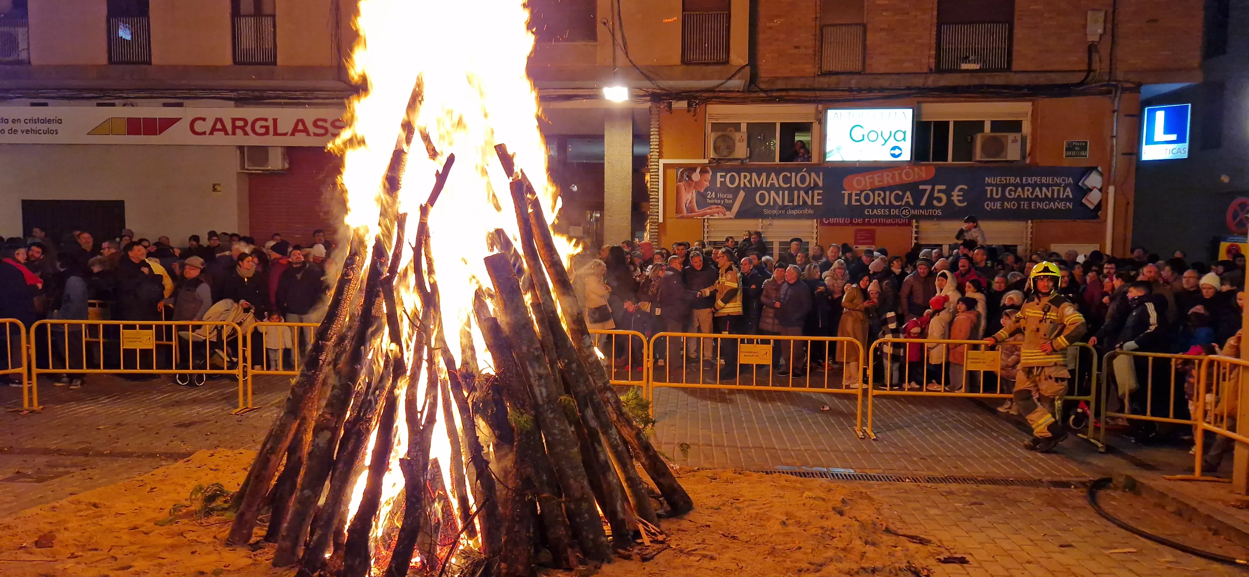 Hoguera de San Antón y reparto de patatas en la plaza Santa Clara. Foto Myriam Martínez 