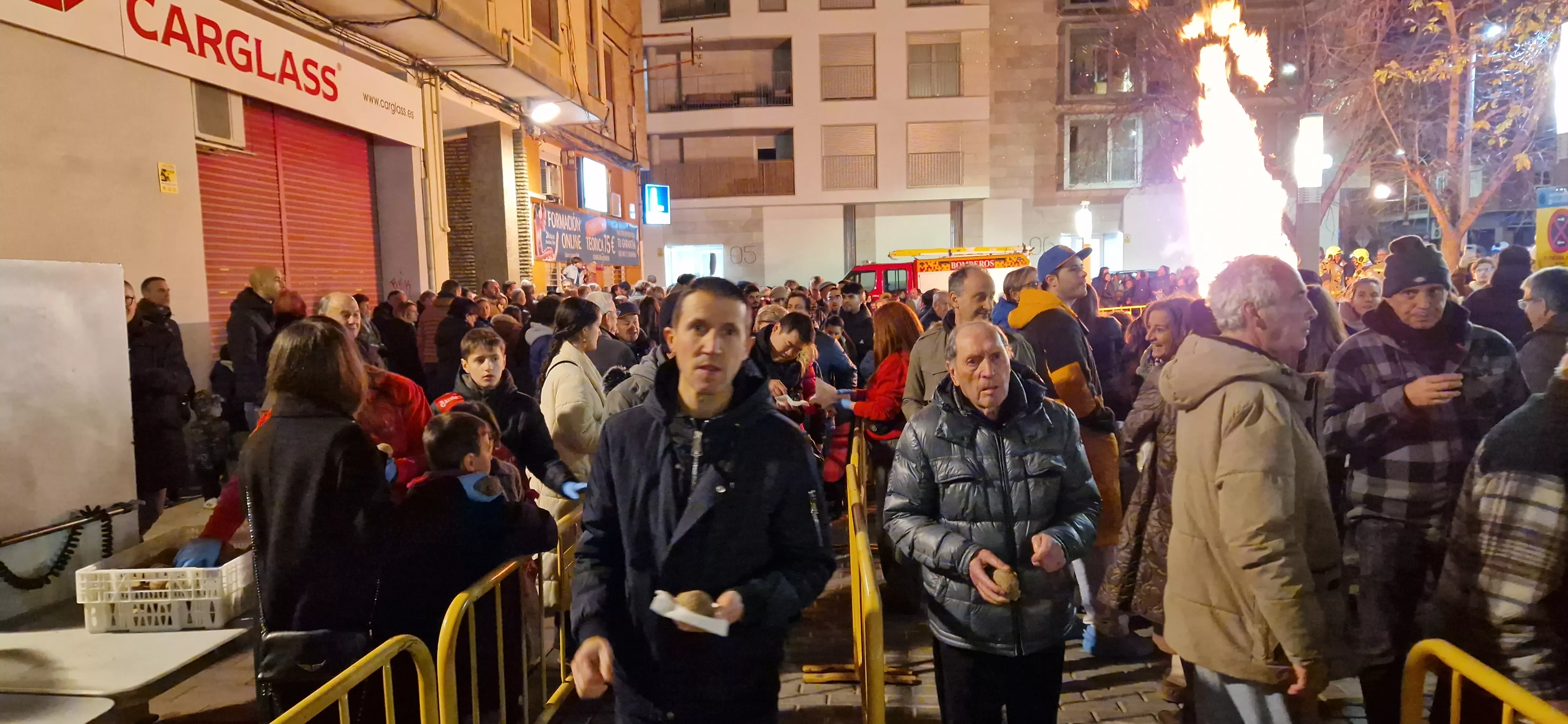 Hoguera de San Antón y reparto de patatas en la plaza Santa Clara. Foto Myriam Martínez 
