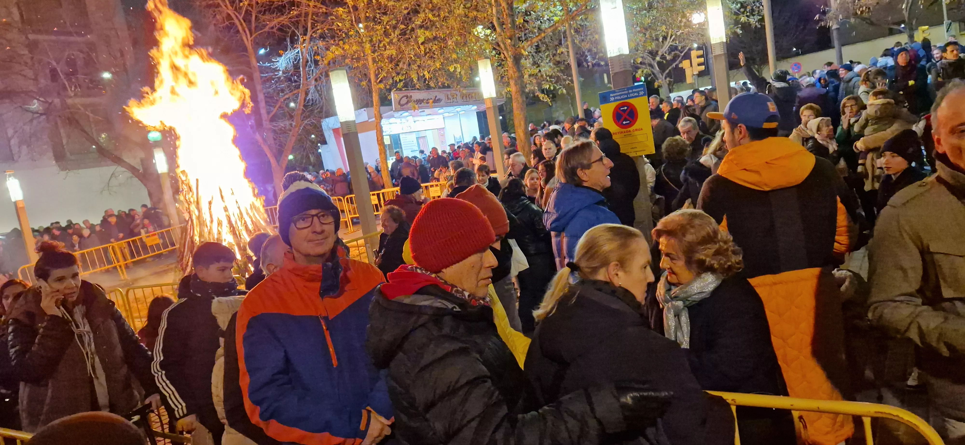 Hoguera de San Antón y reparto de patatas en la plaza Santa Clara. Foto Myriam Martínez 