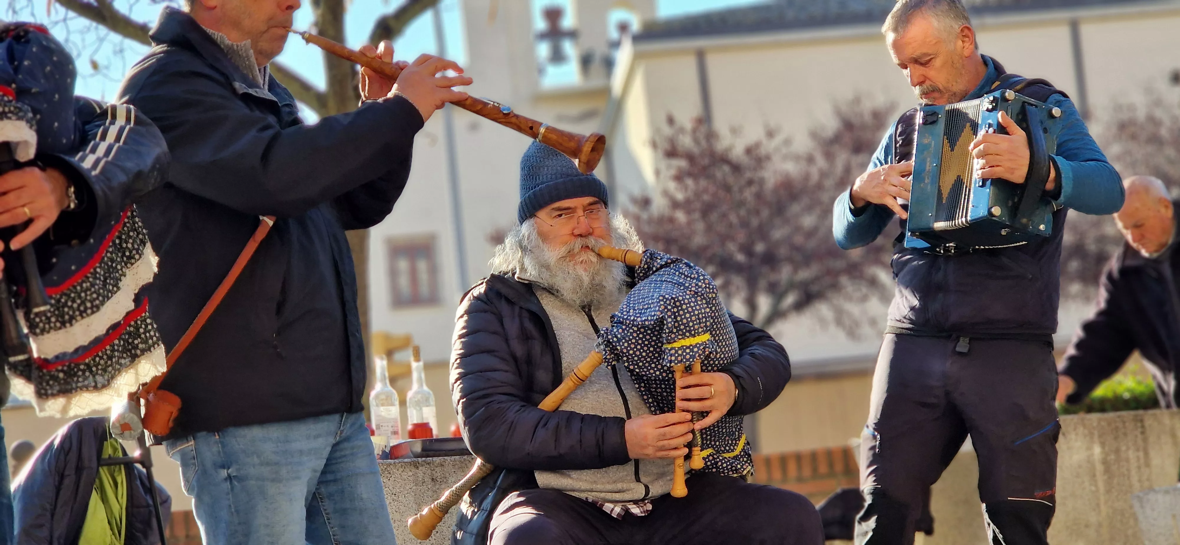 Los Gaiters de Terra Plana, actuando por San Antón. Foto Myriam Martínez 