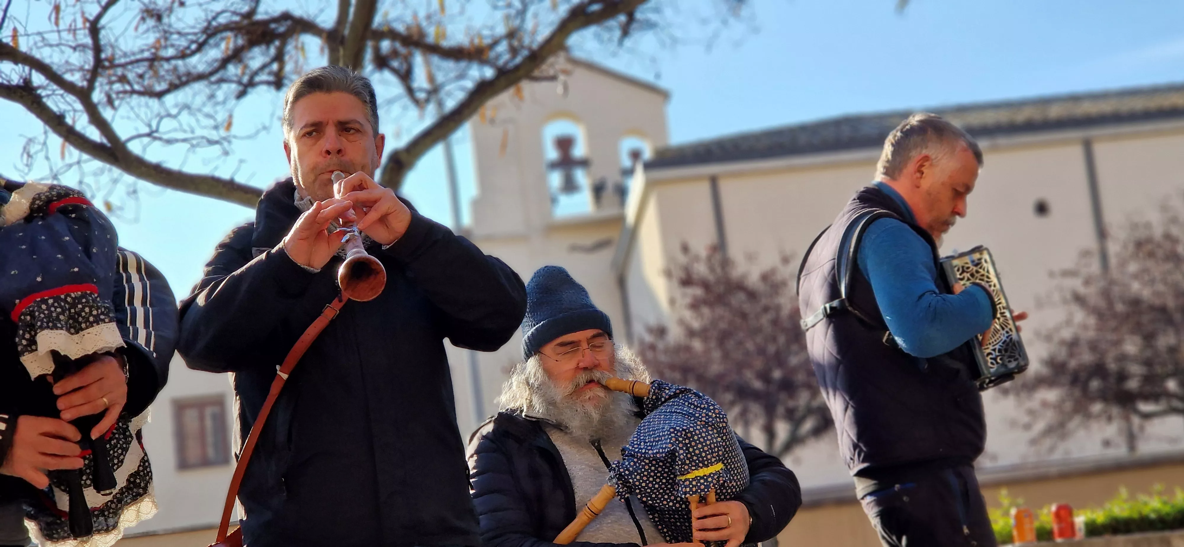 Los Gaiters de Terra Plana, actuando por San Antón. Foto Myriam Martínez 