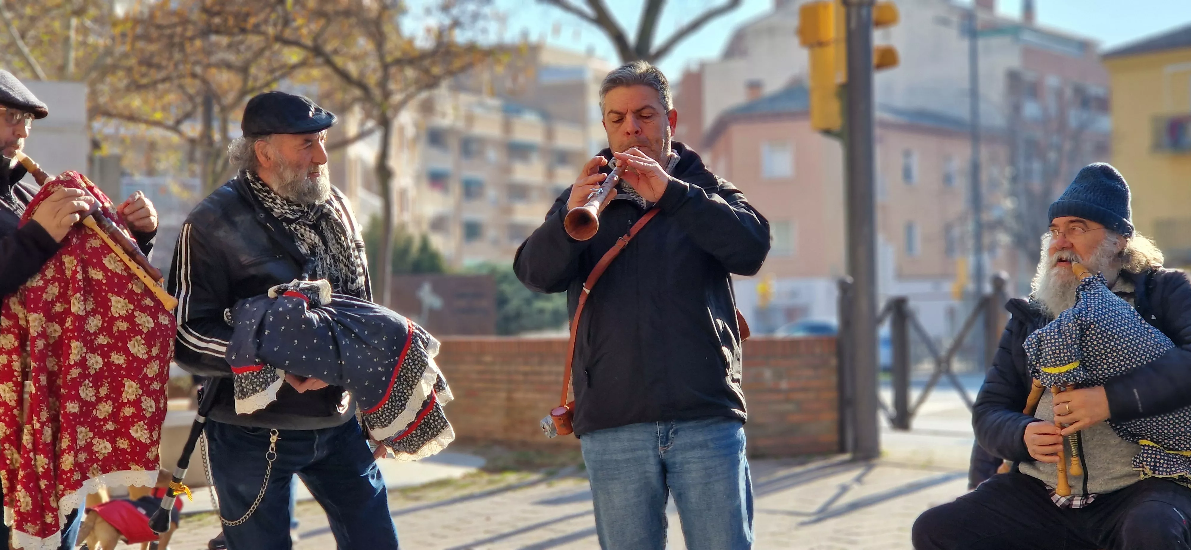 Los Gaiters de Terra Plana, actuando por San Antón. Foto Myriam Martínez 