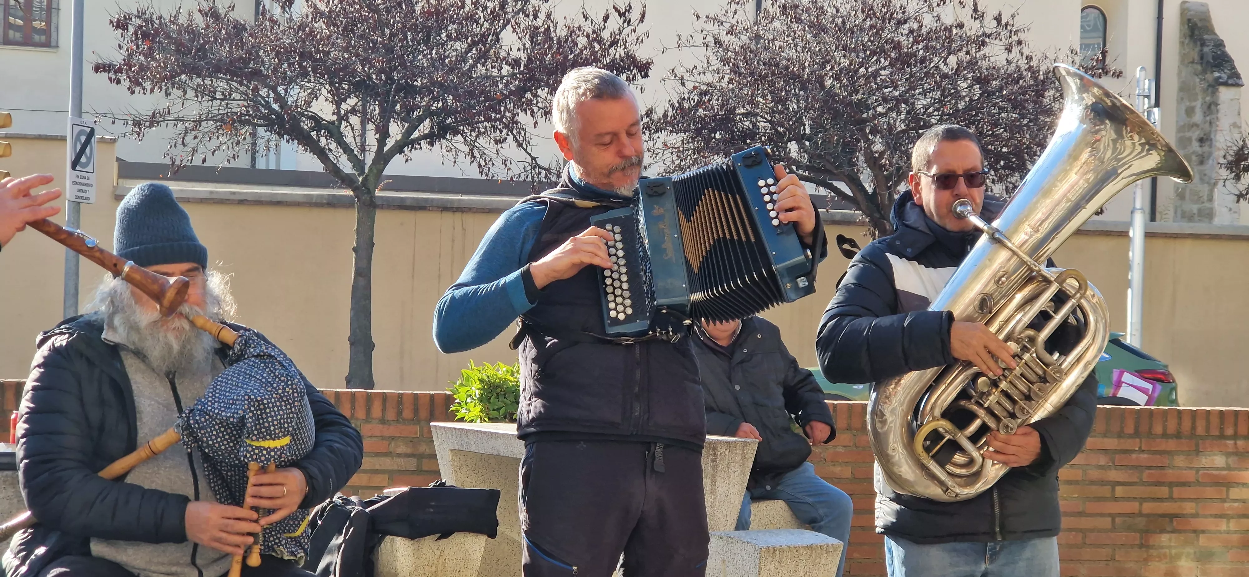Los Gaiters de Terra Plana, actuando por San Antón. Foto Myriam Martínez 