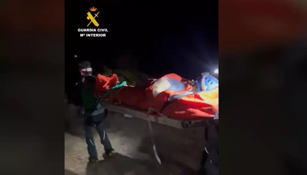 El Greim de Jaca portea en camilla a un montañero lesionado en un rescate nocturno de seis horas.