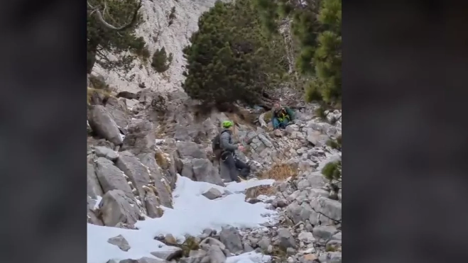 Rescatados dos vecinos de La Hoya que quedaron enriscados. Rescatados dos vecinos de La Hoya que quedaron enriscados.