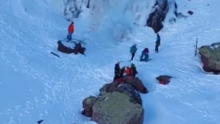 Herido un montañero al caerle un bloque de hielo en Canal Roya. Herido un montañero al caerle un bloque de hielo en Canal Roya.