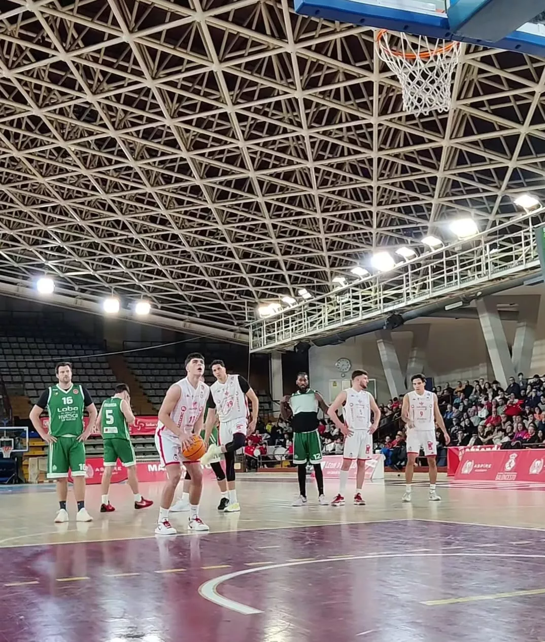 Un momento del partido entre la Cultural Leonesa y Lobe Huesca. 