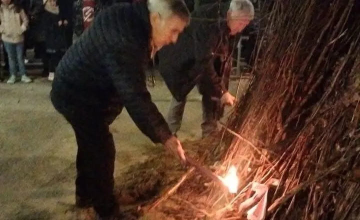 La familia Casbas enciende la hoguera