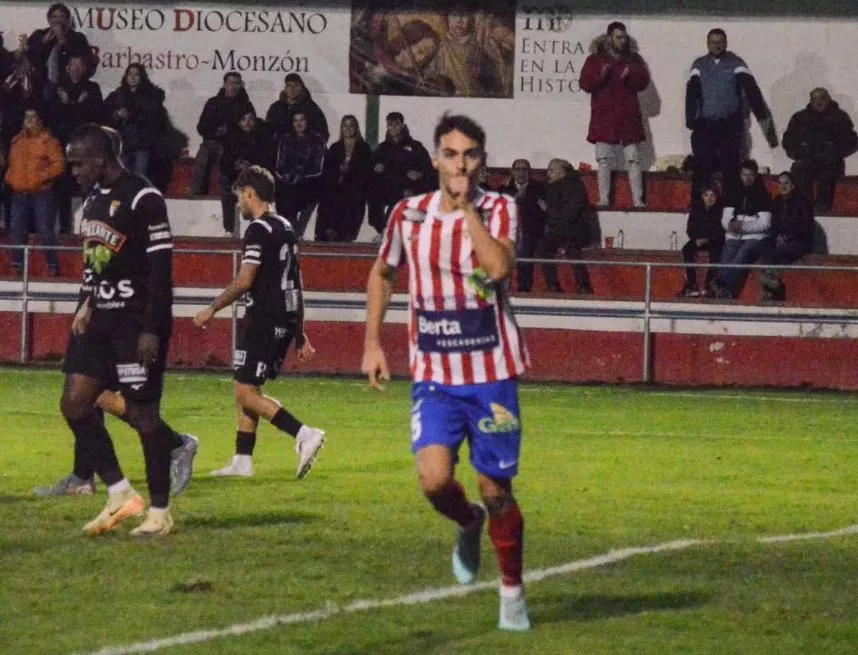 Isra García celebra su último gol con la camiseta del Barbastro. Foto: Jorge Mazón/El Cruzado Aragonés