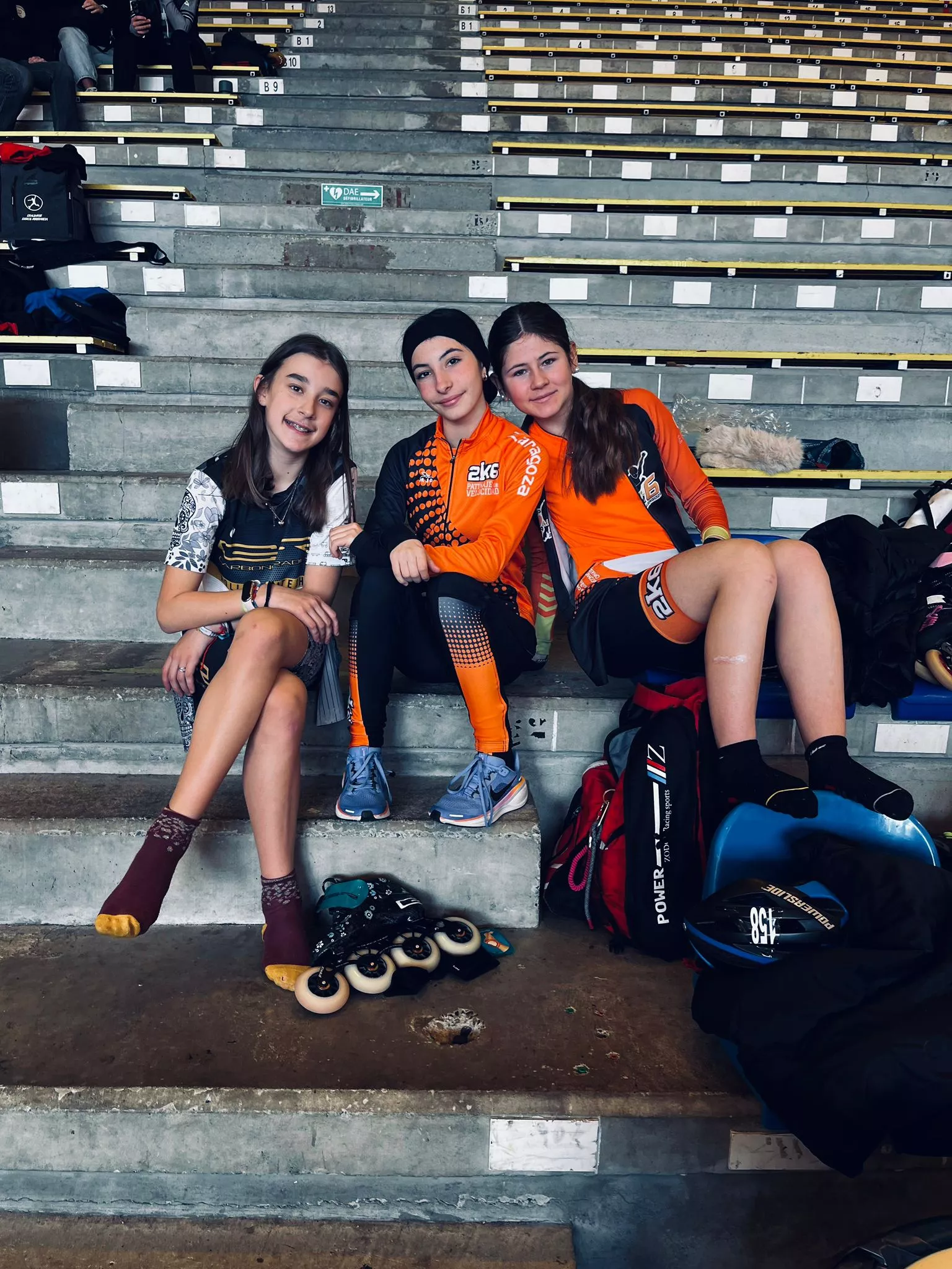 Estela Amaro, en el centro, con sus dos compañeras aragonesas.