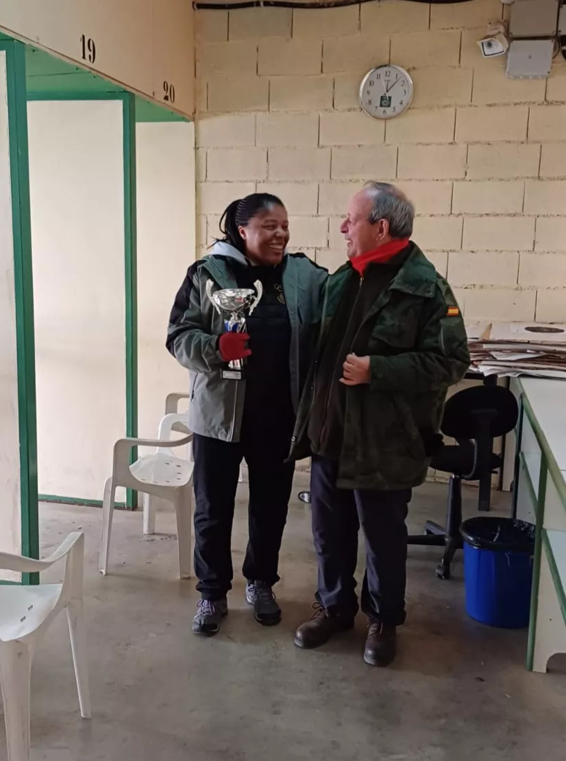 Edina Leal en el momento de recoger su trofeo.