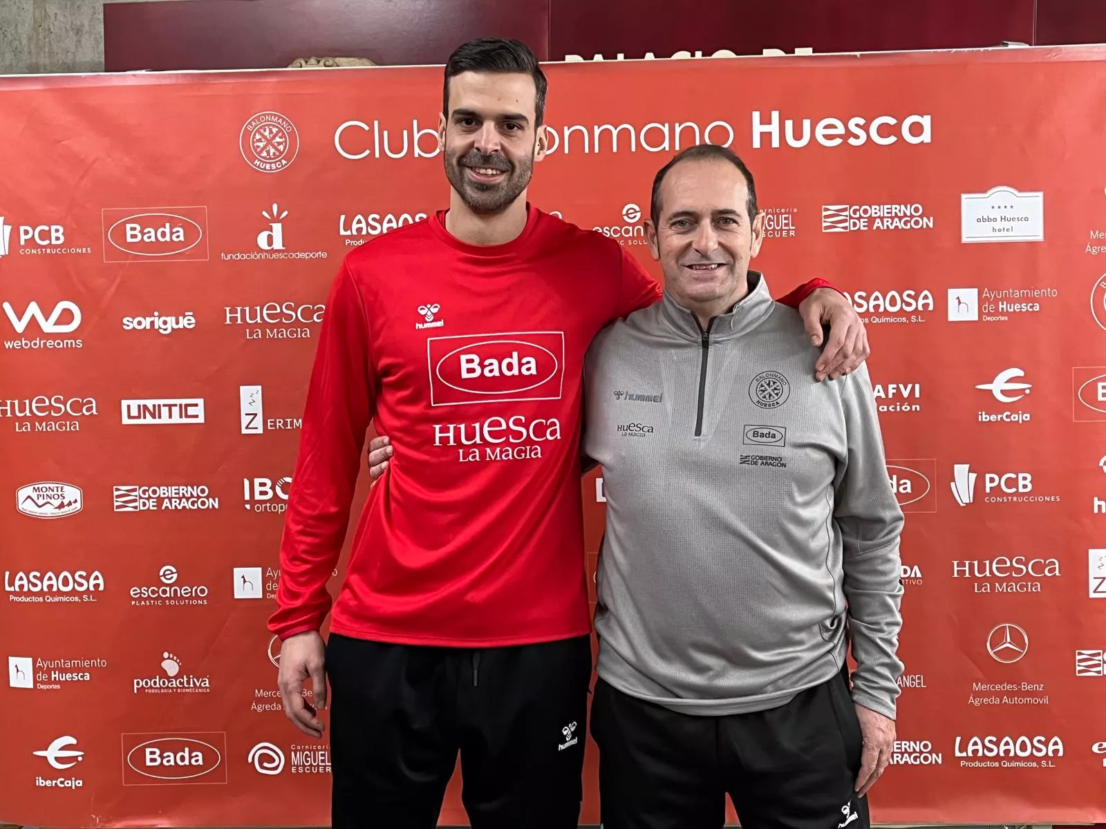 Borragán, en su presentación con Bada Huesca: "Es un momento difícil, pero bonito". Foto: Adri Mora