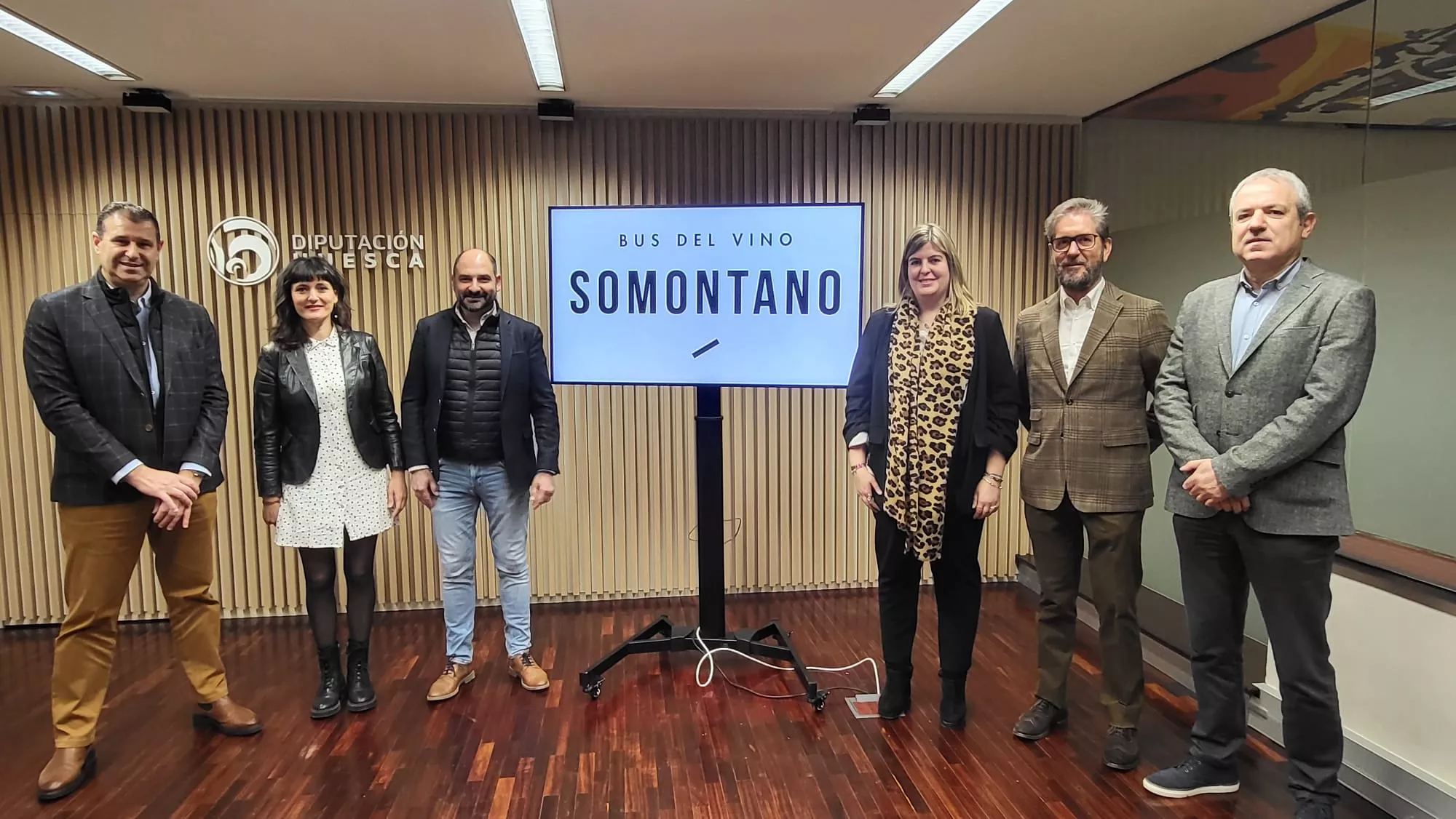 Sergio Serra, Clara Bosch, Fernando Torres, Pilar Lleyda, José Luis Vallés y Francisco Berroy en la presentación del Bus del Vino Somontano