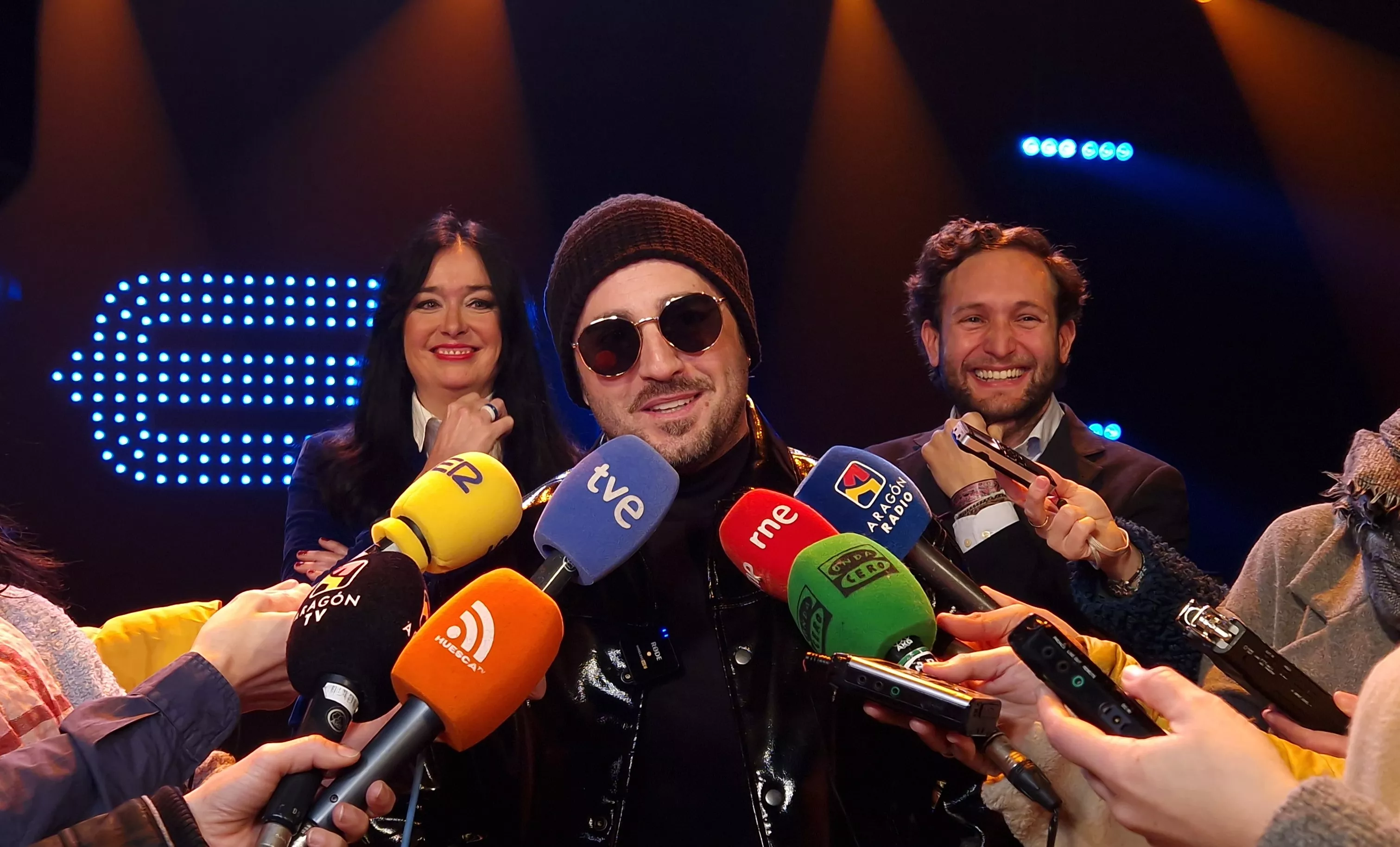 David Bustamante, entre Lorena Orduna e Isaac Claver. Foto Myriam Martínez