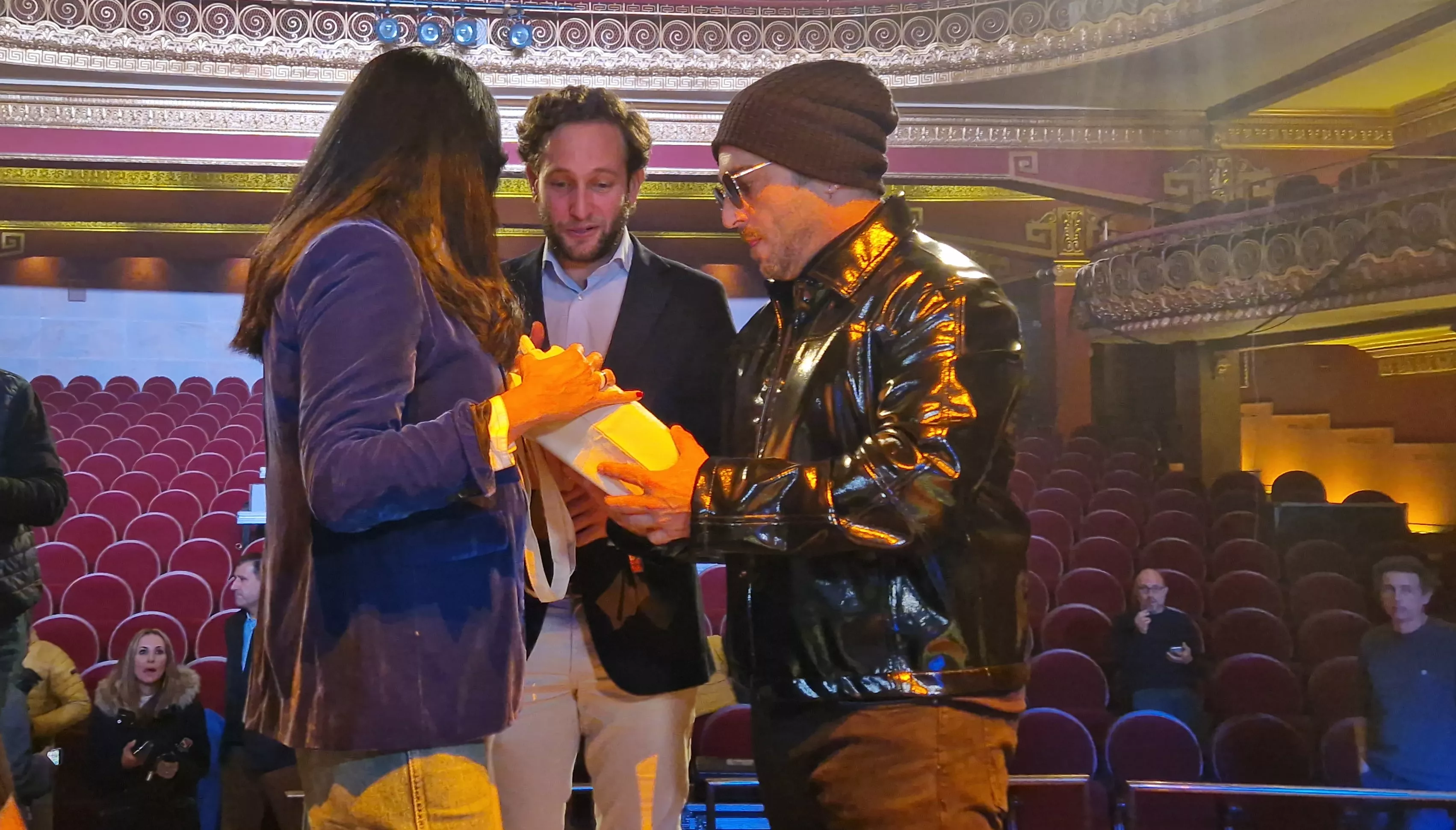 David Bustamante ha recibido varios obsequios de Claver y Orduna. Foto Myriam Martínez