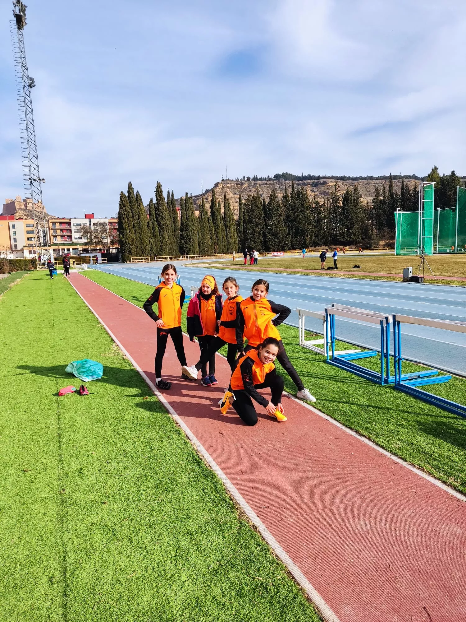 Grupo de atletas del CA Binéfar en Monzón.