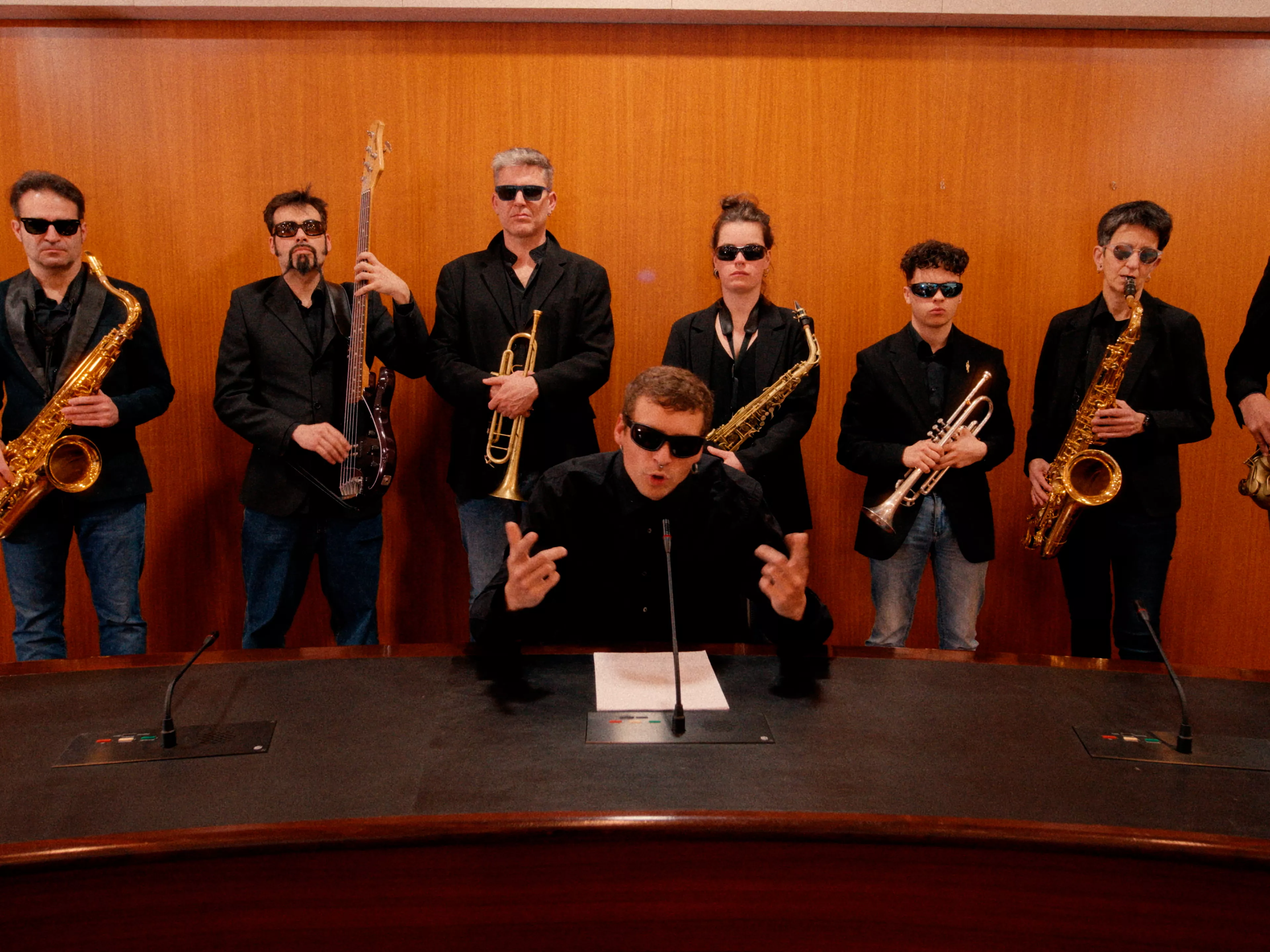 Mario Rodríguez, en primer término, y detrás Gerardo López y la Huesca Big Band.