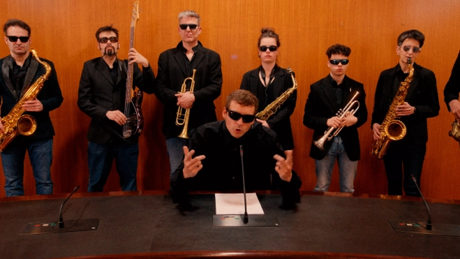 Mario Rodríguez, en primer término, y detrás Gerardo López y la Huesca Big Band. Mario Rodríguez, en primer término, y detrás Gerardo López y la Huesca Big Band.