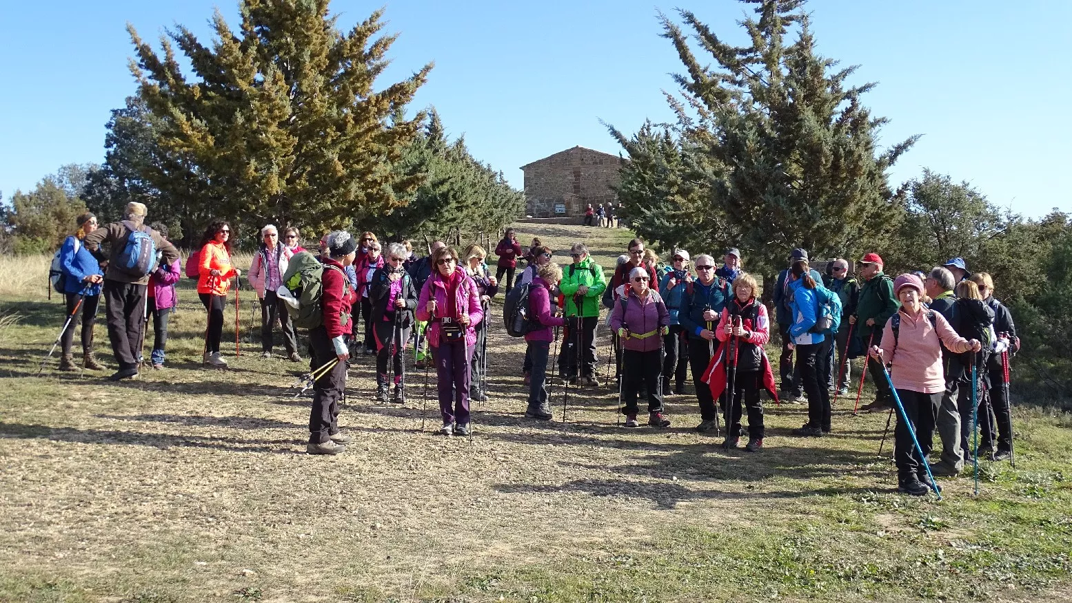El grupo saliendo de la ermita de San Antón. Foto Peña Guara