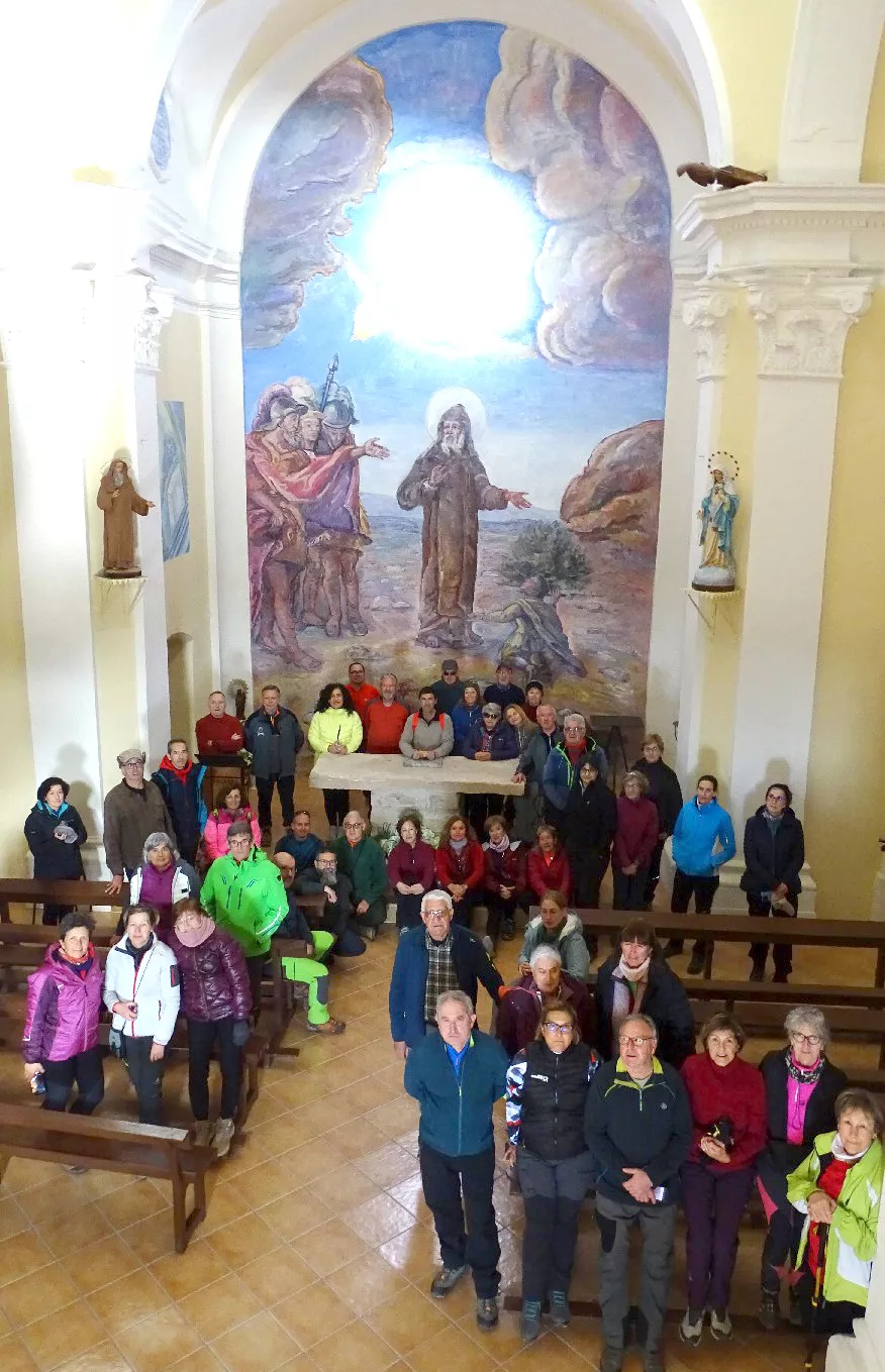 El grupo en el Altar Mayor de la ermita de San Román. Foto Peña Guara