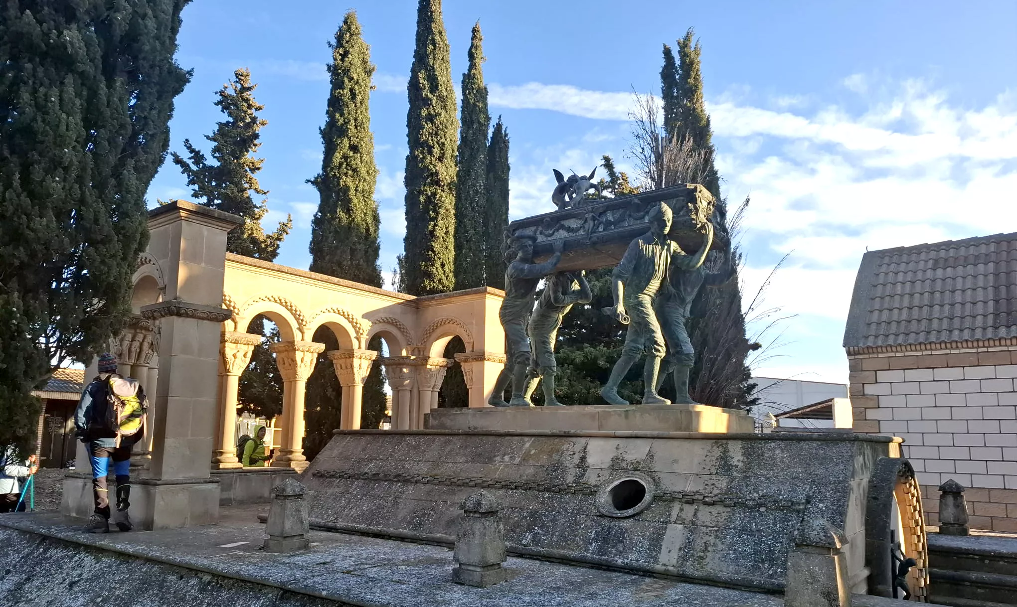 Cementerio de Laluenga, mausoleo de Antón Castro. Foto Peña Guara