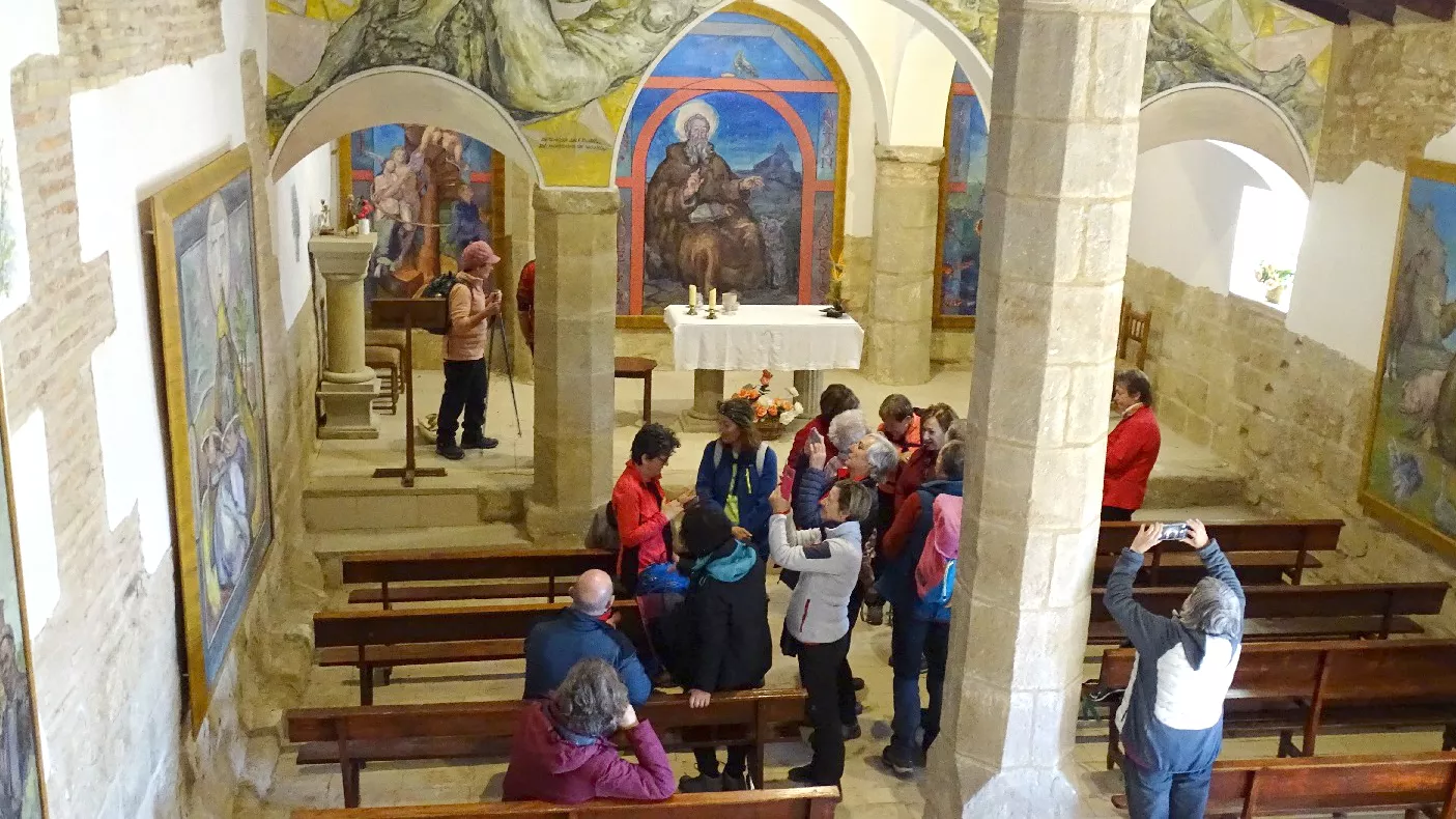 El grupo contempla las pinturas de Luis Toro en la ermita de San Antón. Foto Peña Guara
