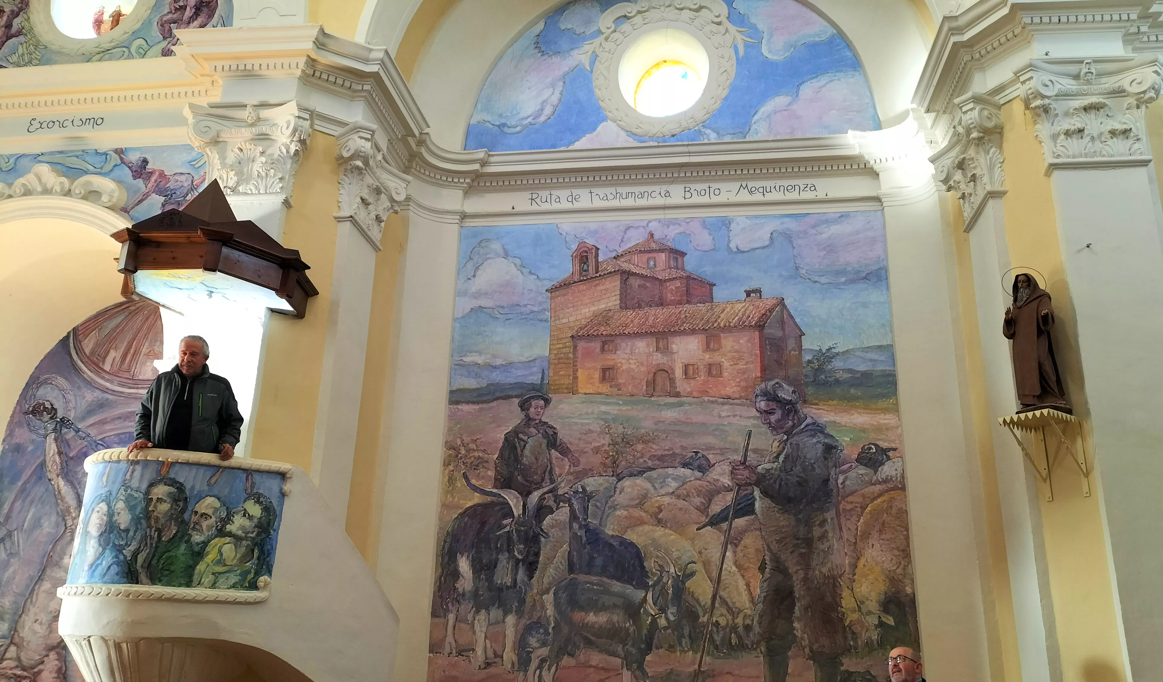 Luis Toro durante su explicación en el interior de la ermita de San Román. Foto Peña Guara
