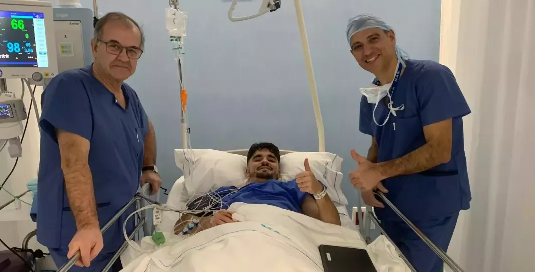 Javi Mier, operado con éxito de su rodilla izquierda