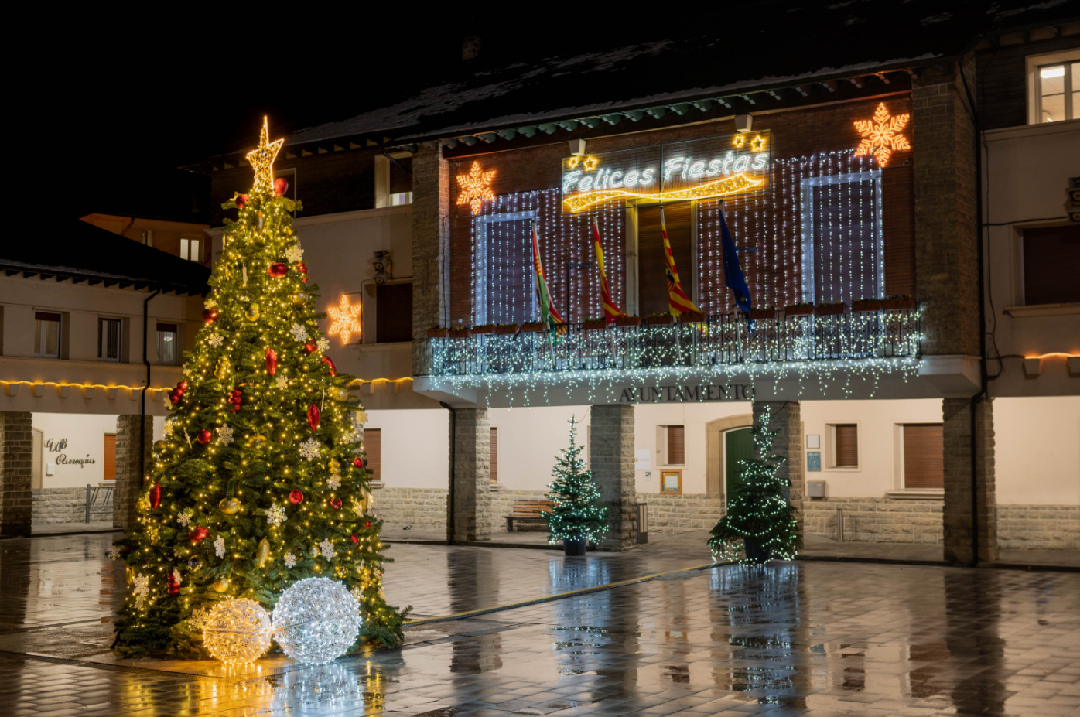 Iluminación navideña el pasado año en la plaza de España de Sabiñánigo