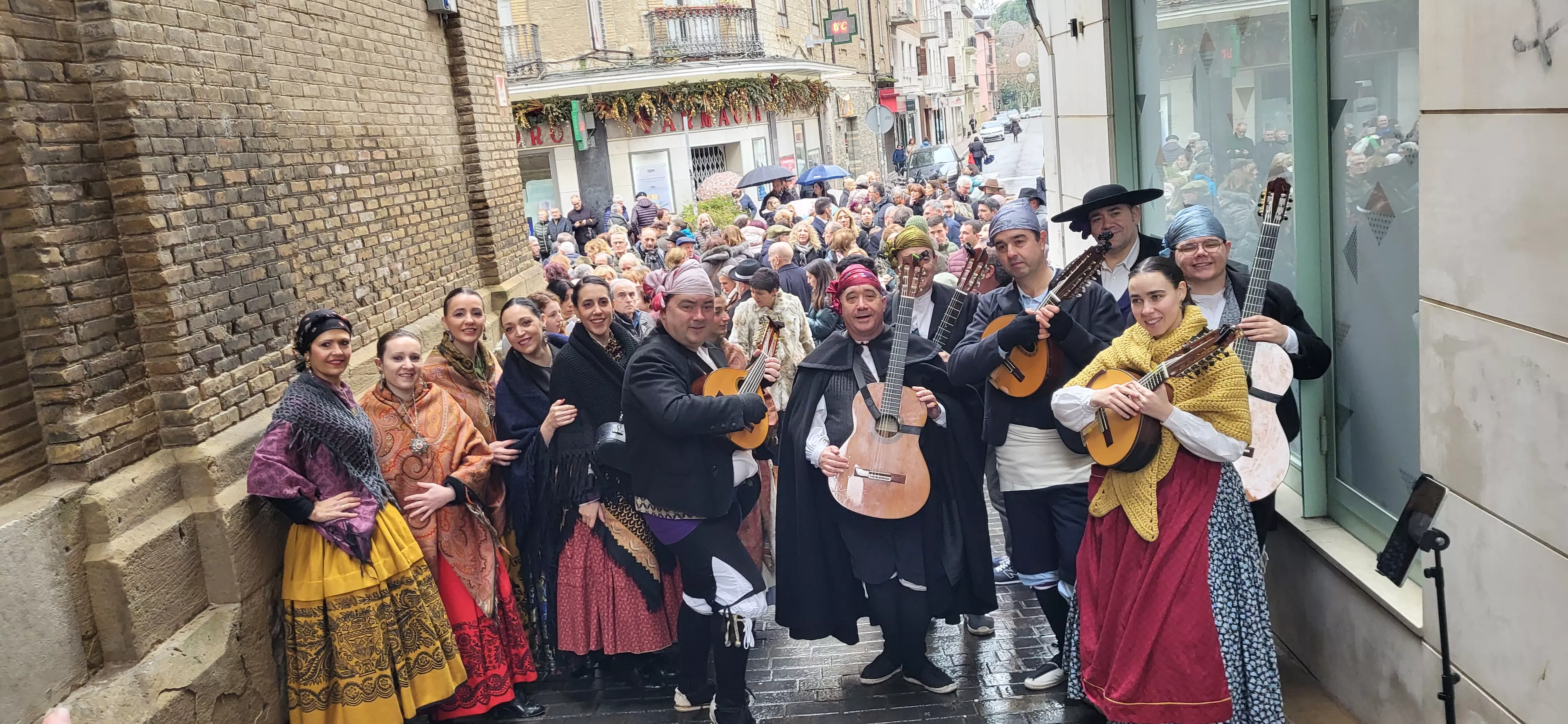 Elenco Aragonés y el Grupo San Lorenzo rinden homenaje a San Vicente. Foto Mercedes Manterola Elenco Aragonés y el Grupo San Lorenzo rinden homenaje a San Vicente. Foto Mercedes Manterola