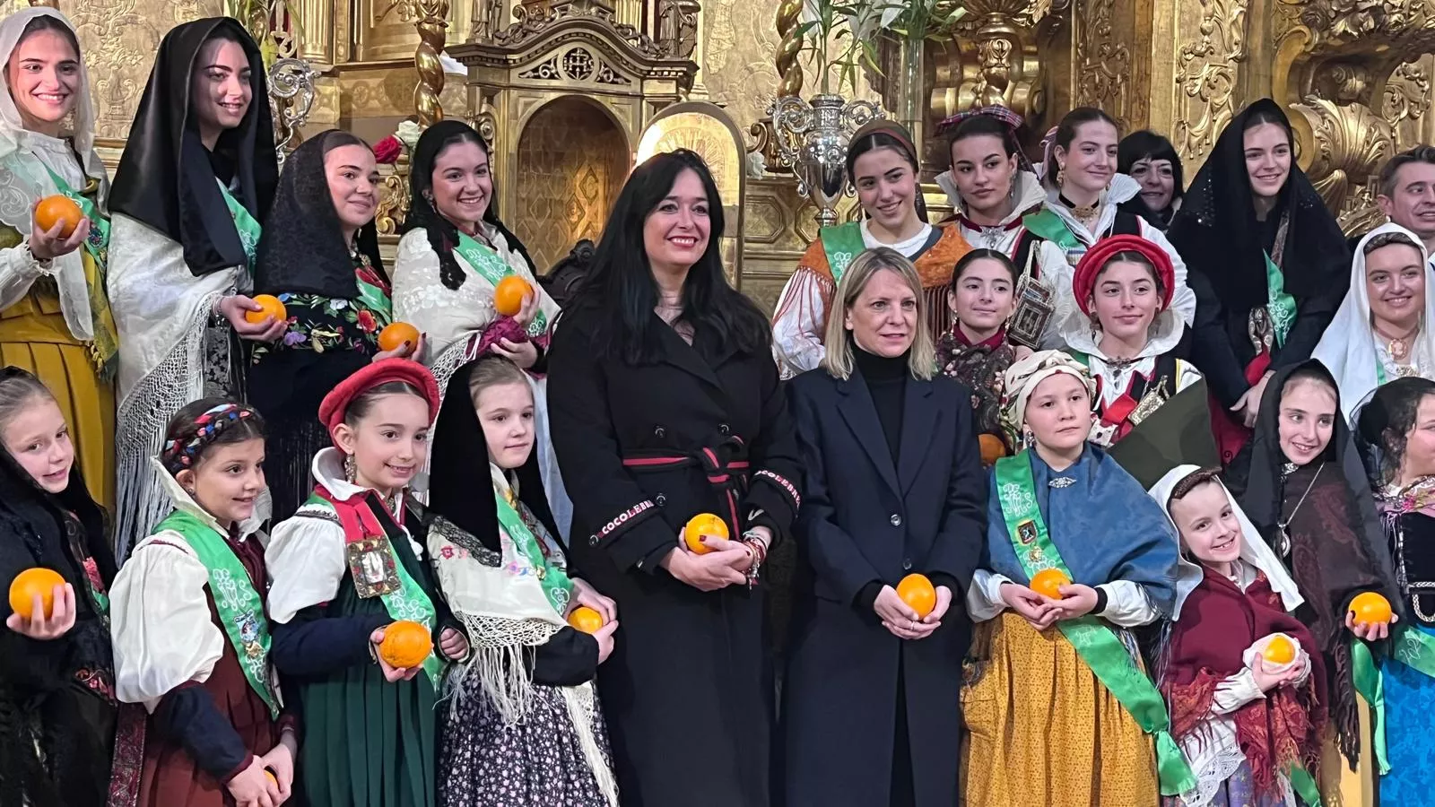 Tradicional reparto de naranjas al término de la misa. Foto Mercedes Manterola