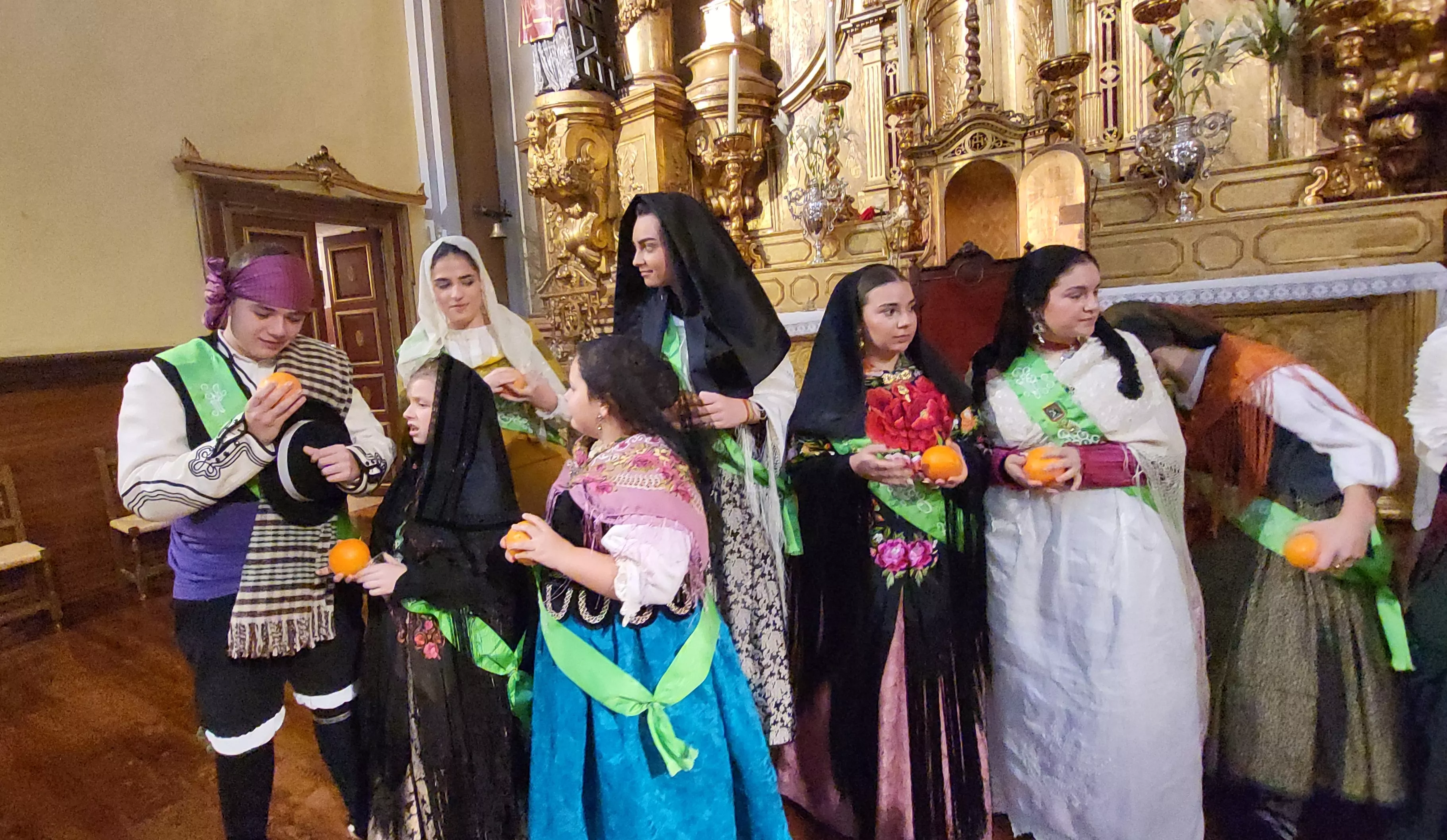 Tradicional reparto de naranjas al término de la misa. Foto Mercedes Manterola