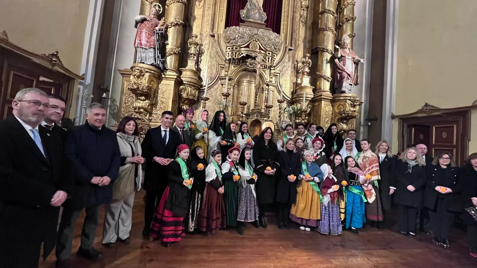Tradicional reparto de naranjas al término de la misa. Foto Mercedes Manterola