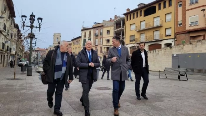 Octavio López ha realizado un paseo por Fraga acompañado del alcalde, José Ignacio Gramún, y miembros de la corporación.DGA Octavio López ha realizado un paseo por Fraga acompañado del alcalde, José Ignacio Gramún, y miembros de la corporación.DGA