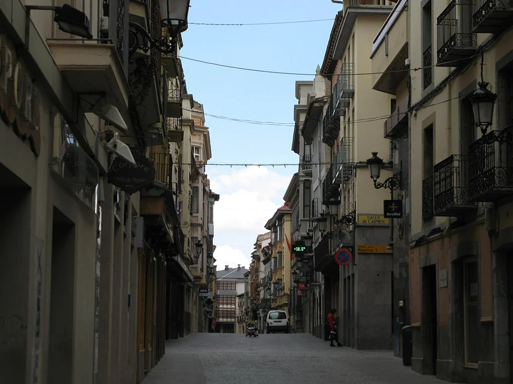 Calle Mayor de Jaca, donde se ha producido el fallecimiento de un trabajador en accidente laboral.