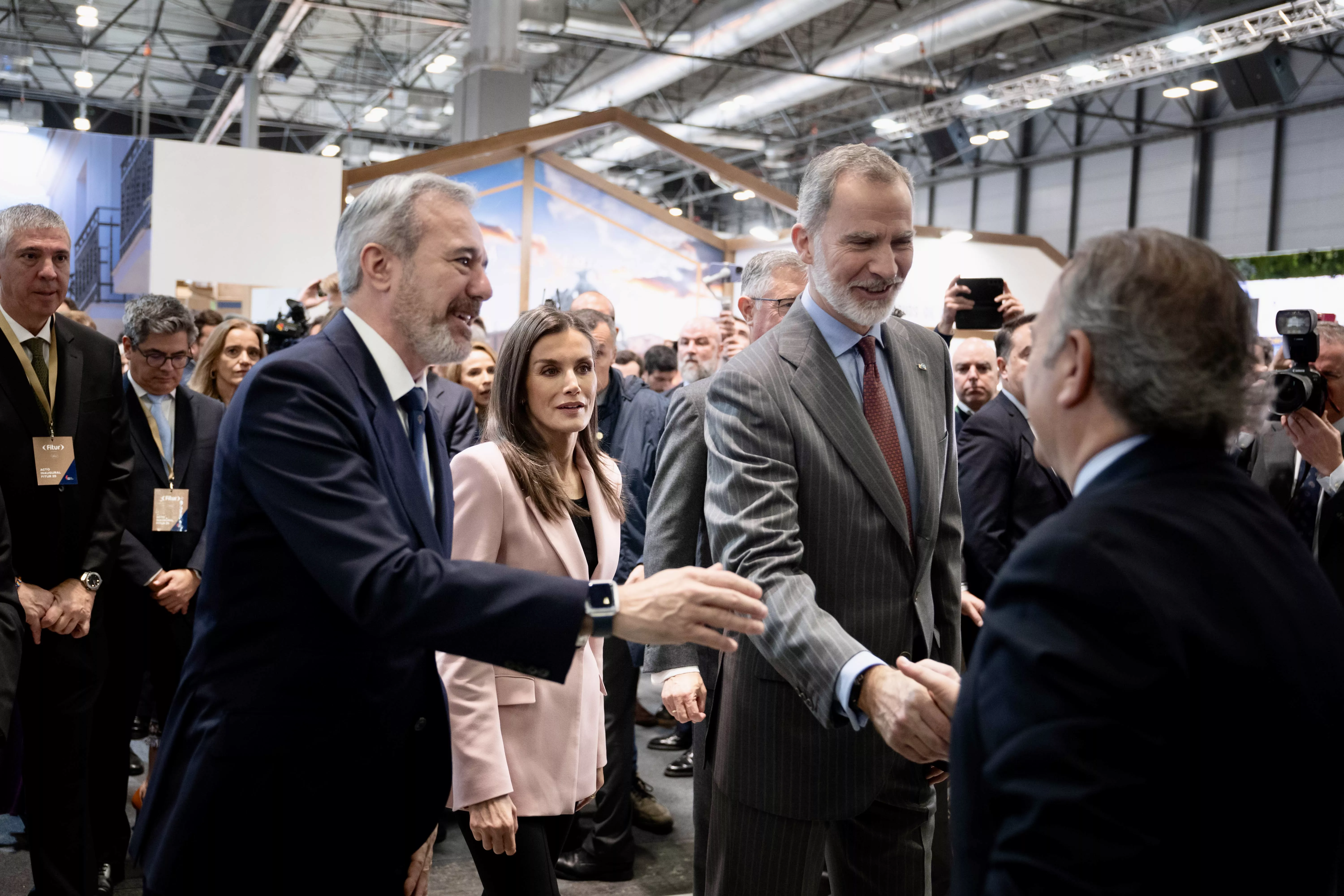 El presidente Azcón, junto a la reina Letizia y Felipe VI en el stand de Aragón en Fitur.