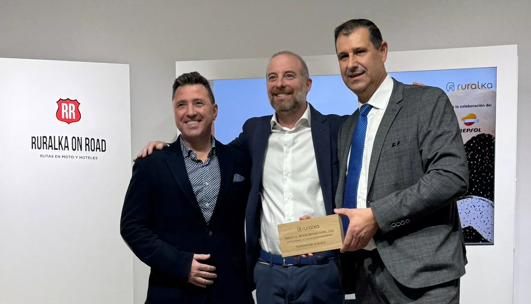 Sergio Serra muestra el premio a la mejor iniciativa turística junto con Fernando Blasco y el representante de Ruralka.